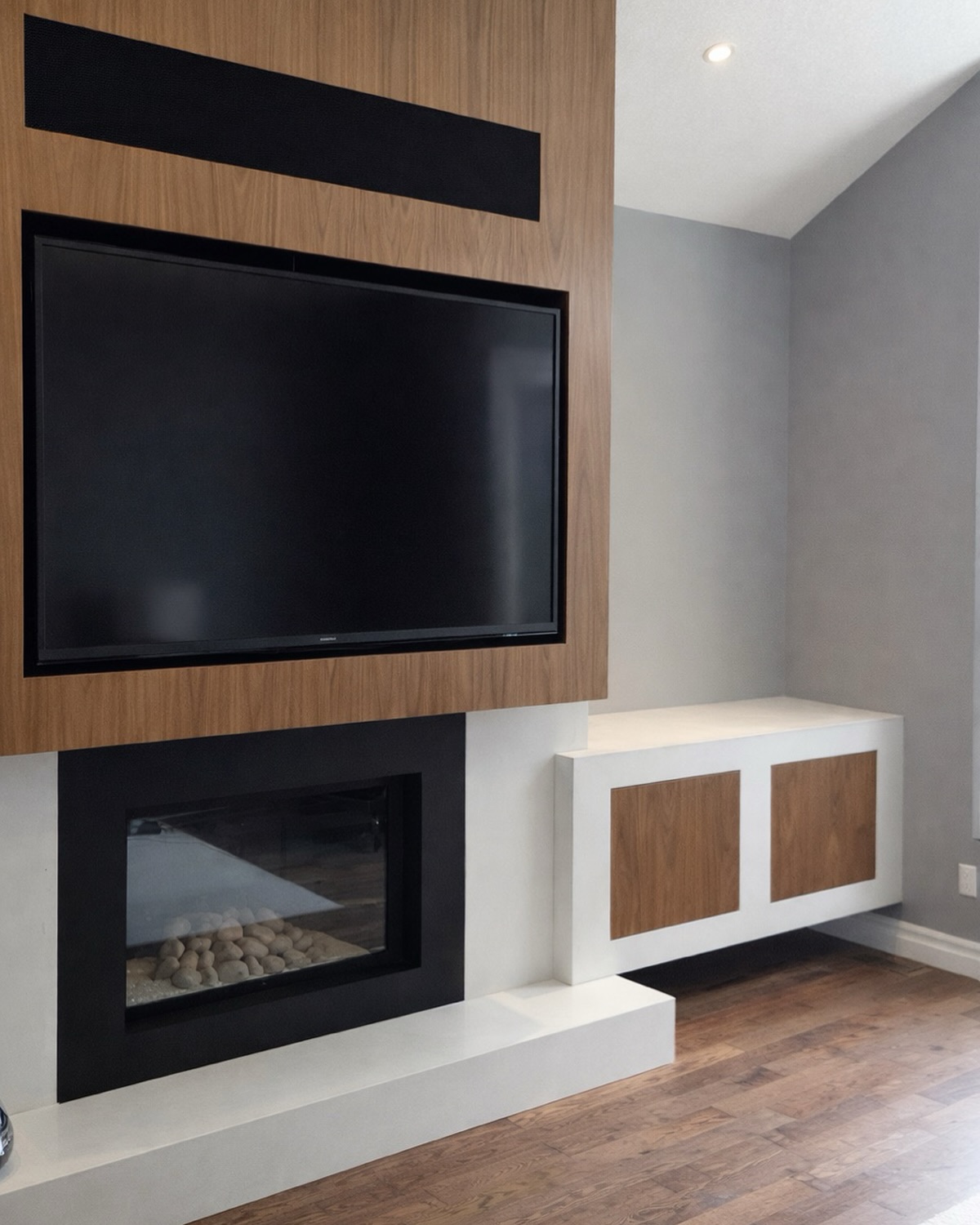 A statement wall done right.
Custom concrete fireplace surround paired with bespoke millwork, seamlessly integrated for a refined, modern finish. Every detail—by us.