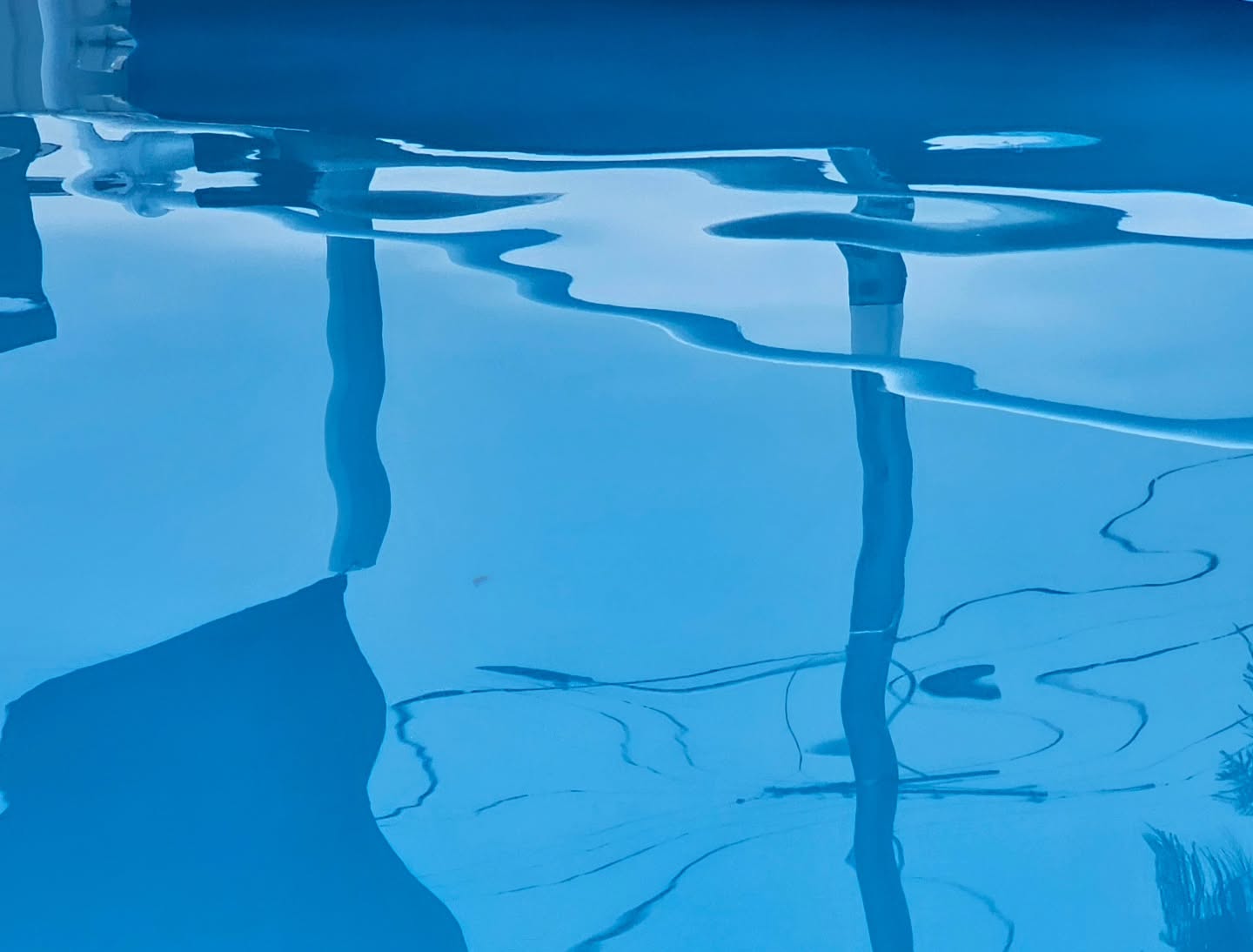 Blue reflection 💙🩵 can you guess what the surface might be?
No photo editing done.
#reflections #photooftheday #blue #waterreflection