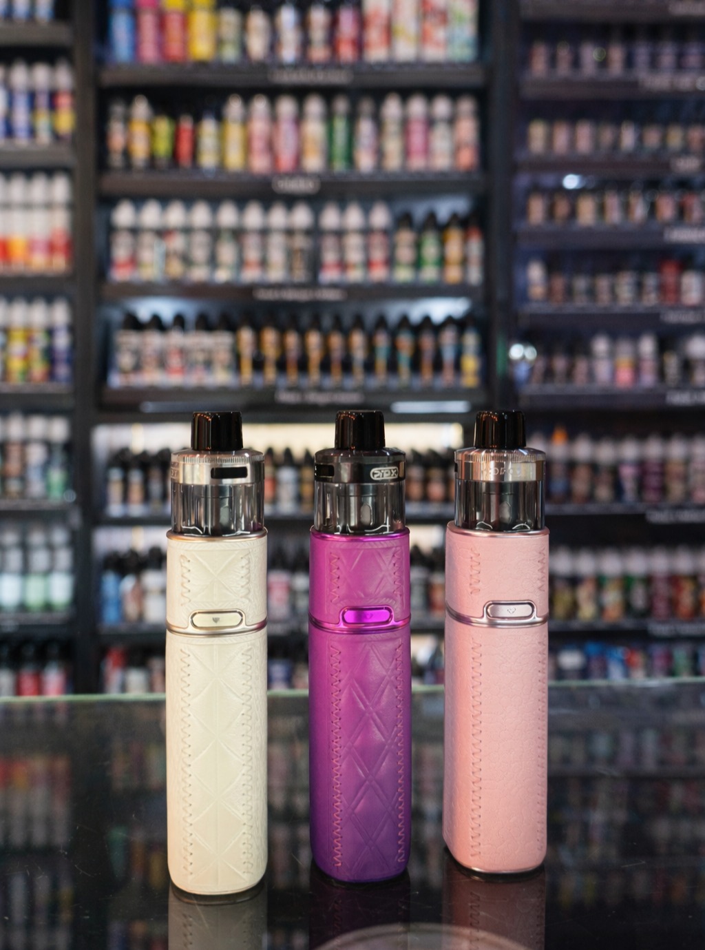 🔥 Drag X3 – Puissance & Élégance 🔥
👉 Une expérience aromatique de haut niveau
Découvrez le Drag X3, encore plus compact, performant et désormais équipé d’un superbe écran tactile ✨
Fonctionne avec un accu 18650 ou 21700 (offert) 🔋 pour une autonomie au top. Et peut également se recharger via câble USB ⚡
⚡ Puissance réglable de 5 à 80W
💨 Cartouche 5 ml avec remplissage latéral pratique
🔩 Compatible avec les résistances PnP X Series
🤍 Revêtement en cuir pour une prise en main confortable et premium
🎨 Plusieurs coloris disponibles
👉 Venez les découvrir directement en magasin !