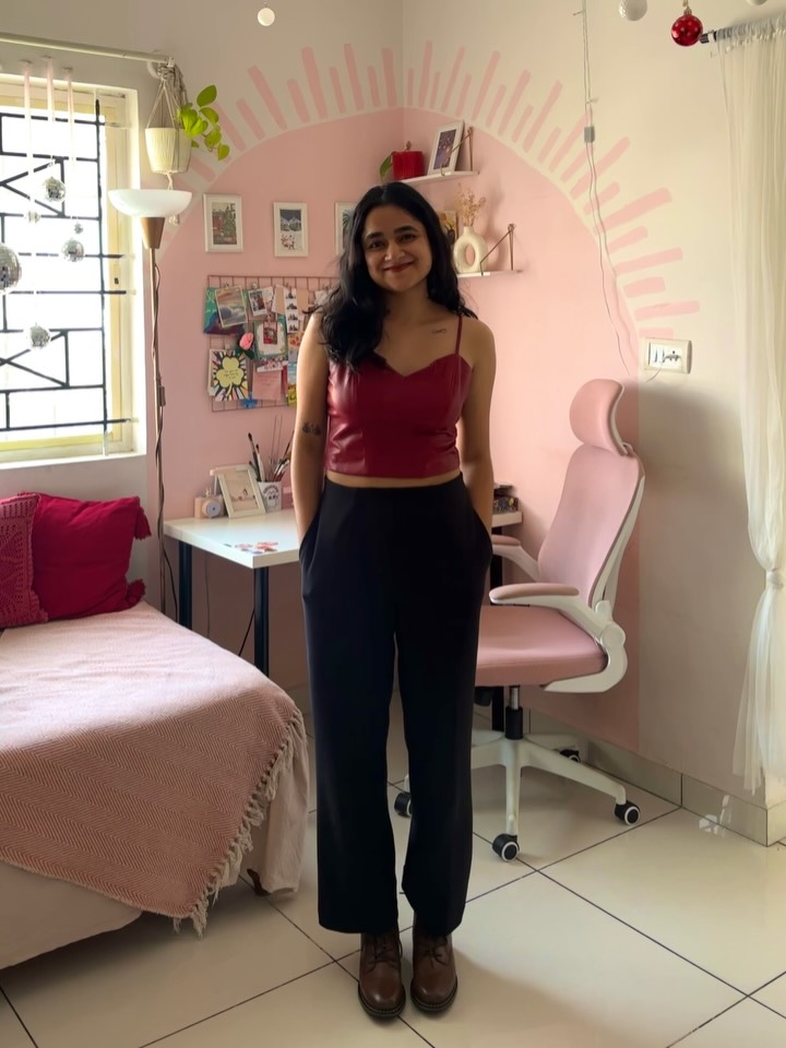 a lil heart to heart ❣️
#fulltimeartist #fulltimeartiststruggles #smallshopindia
{ illustrator, visual designer }