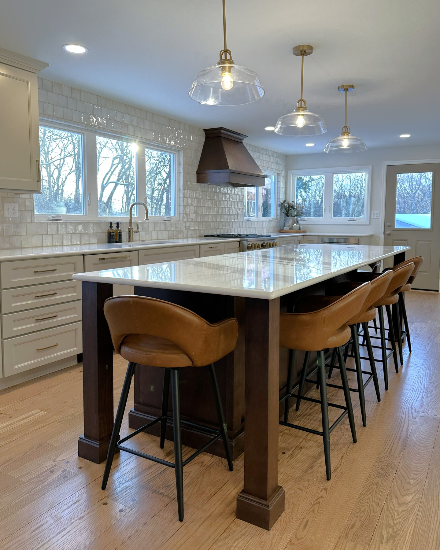 Rich in style and full of beautiful details, this kitchen is designed to impress! ✨ A spacious island with ample workspace anchors the room and is complemented by a striking range hood set against a shimmering tile backdrop! The dining area features an incredible dry bar ideal for hosting guests or enjoying daily moments at home! 🏠
Expertly Designed by @anniemillerdesigns
Project Completed by @bridgestreet_remodeling
A big thanks to these products and trade partners:
@wwwoodproducts @fergusonhomeofficial @hamiltonparkerco @lxhausys_usa @kitchensbyrutenschroer @visualcomfort @anthologytile @apegrupo @elegant.furniture.lighting
#kitchendesigner #kitchendesıgn #kitchenremodel #cincinnatidesigner #cincinnatidesign #kitchenrenovation