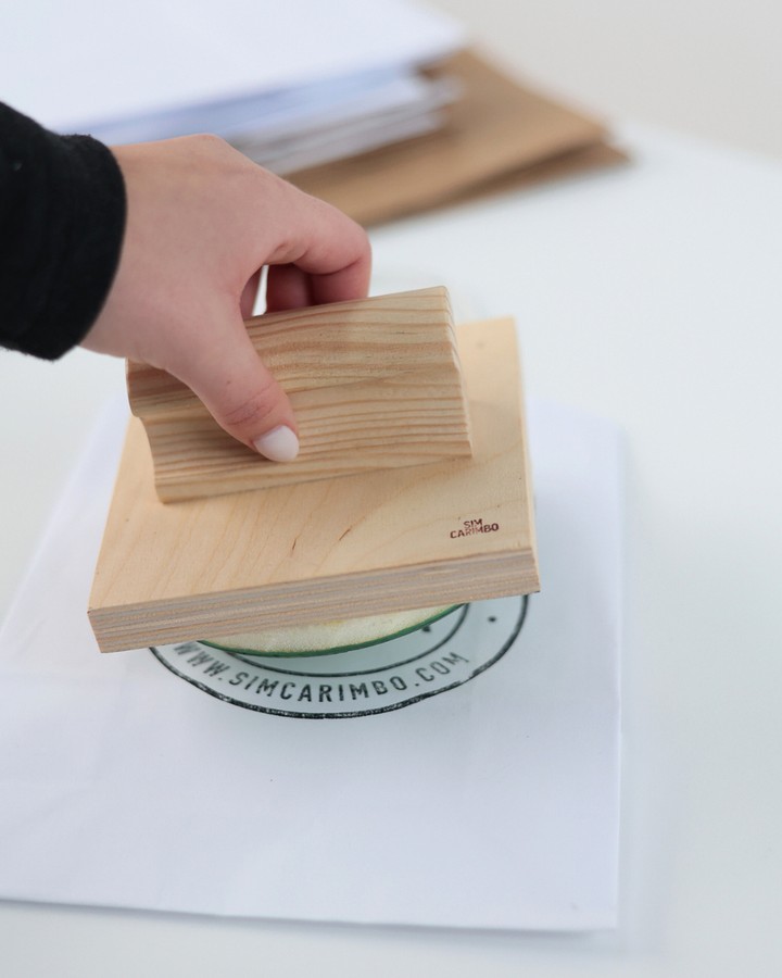 Pressiona, solta, repete…
Um carimbo grande transforma qualquer superfície numa declaração da tua marca 😎