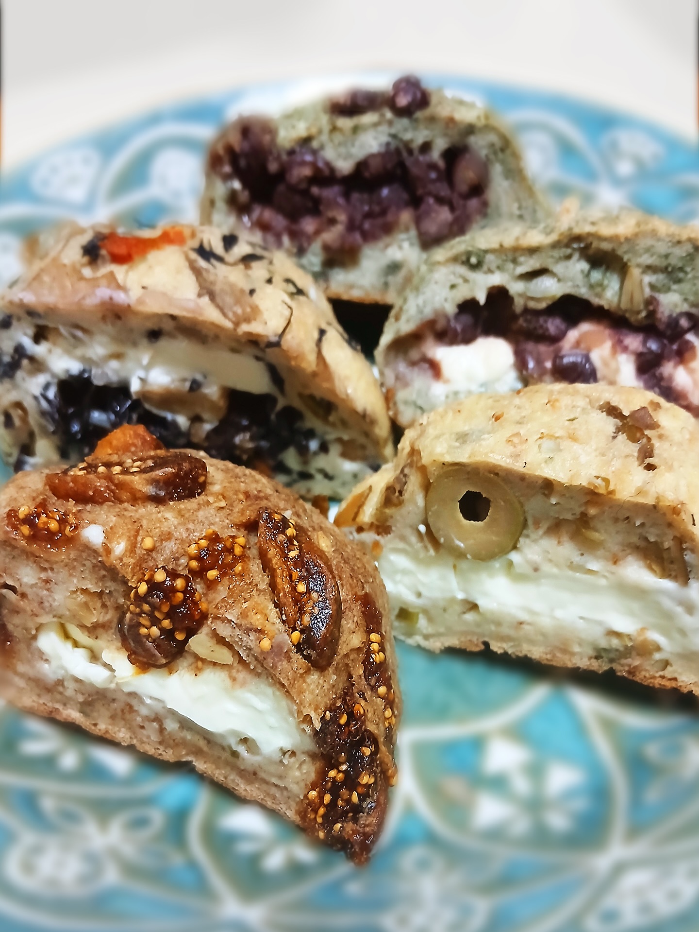 【低糖質・グルテンフリー料理教室*3月】
今回は、低糖質・グルテンフリーの基本の丸パンと、その応用編として、いろいろなおかずパン(お惣菜パン)をつくります。
基本の丸パンは、糖質はたったの1.5gと低糖質!
グルテンフリーでもあり、ナッツやシードが入り、ミネラルやビタミン、食物繊維もとれるという優れもののパンです!
基本の丸パンで、具材たっぷりのおかずパン、サンドイッチやバーガーなど様々なバリエーションをご紹介します。
また、生地をアレンジしたおやつパンも数種類つくります。
*・・・*・・・*・・・*・・・*
【開催日時】
3月4日(水) 11:00~14:00
【内容】
*低糖質・グルテンフリー 基本の丸パン
〈応用編〉
*クリームチーズオリーブパン
*ひじきパン
*ミートソースパン
〈基本の丸パンで〉
*ハンバーガー
*卵サンド
〈おやつパン〉
*ベリーパン
*いちじくのパン
*よもぎあんパン
◎講師のデモを中心とした実習です。
◎試食を兼ねたランチと薬膳茶付き
【開催場所】
モリ乃ネキッチンスタジオ(東京飯田橋)
【講師紹介】
鎌田 真樹子さん
低糖質料理研究家
お惣菜カフェ「Á Table」主宰
糖尿病の診断を受けた自身の実践的な経験をベースに、カフェ、作りおき、家事代行サービスを通じて、低糖質料理の研究と低糖質ライフの啓発活動をしている。
*・・・*・・・*・・・*・・・*
詳細・お申込みは、プロフィールリンクより「イベントのご案内」をご覧ください。
@morinone.ks
- - - - - - - - - - - - -
※画像はイメージです。
#低糖質
#グルテンフリー
#低糖質グルテンフリー料理教室
#低糖質グルテンフリーのパン