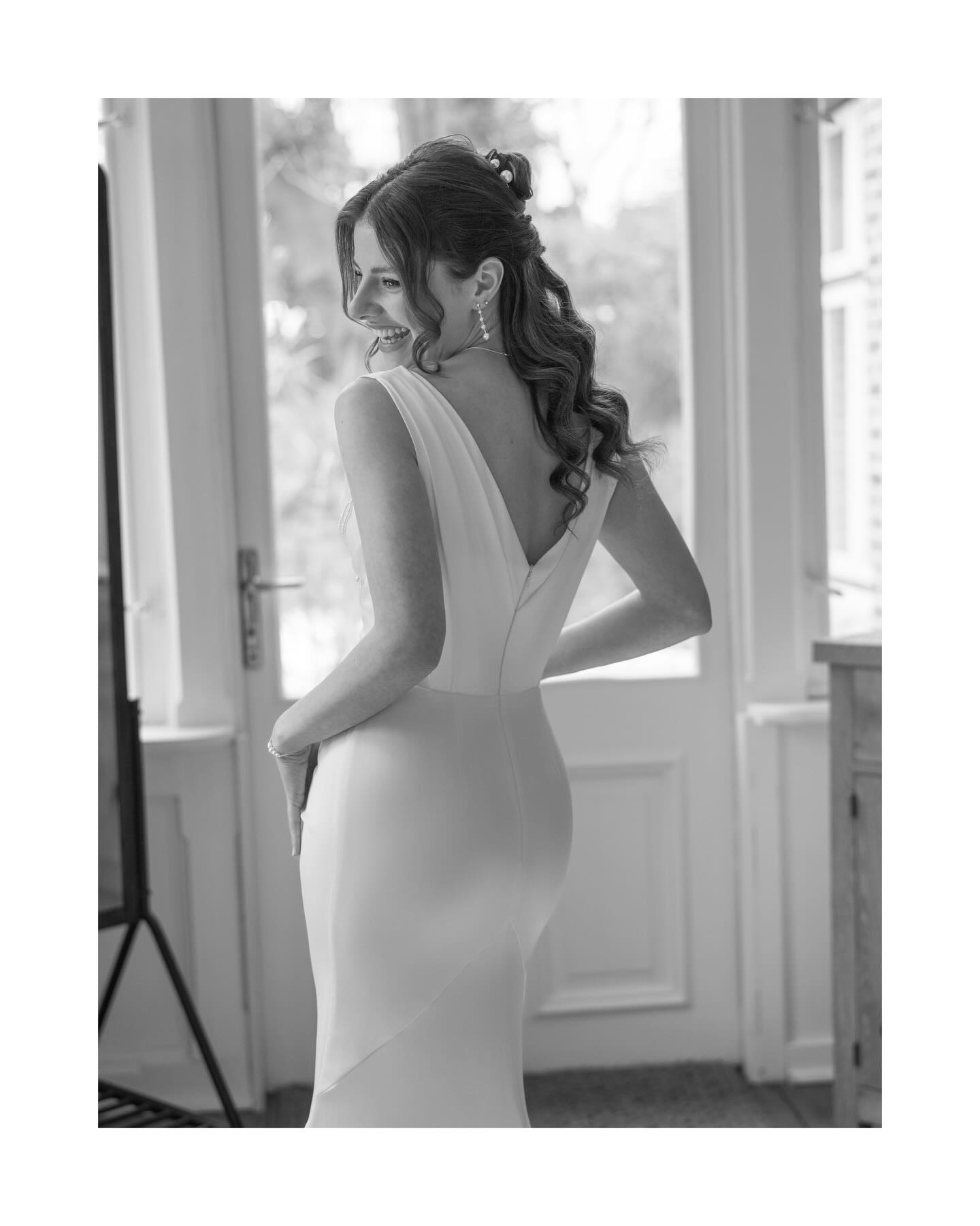 Man steht da. Schaut sich selbst im Spiegel an. Und plötzlich fügt sich alles.
Das Kleid liegt auf der Haut, als wäre es genau dafür gemacht. Der Blumenstrauß ist da. Die Details sind da. Die Zeit ist da. Und irgendwo zwischen all dem spürt man es. Heute passiert etwas Magisches.
Nicht laut. Nicht spektakulär. Sondern tief. Still. Echt.
So lange hat man auf diesen Tag hingefiebert.
Geplant, organisiert, geträumt.
Und genau deshalb entsteht jetzt Raum.
Raum, um zu fühlen.
Raum, um sich selbst zu sehen.
Raum, um sich wertzuschätzen, so wie man ist.
Diese Momente sind für mich pures Gold. Weil sie zeigen, was wirklich zählt.
Annahme.
Verbundenheit.
Bewusstsein.
Mit sich selbst. Und mit dem Menschen, mit dem man gleich ein neues Kapitel beginnt.
Es ist eine Ehre, genau diese Augenblicke festzuhalten. Weil Zeit unser kostbarstes Gut ist. Und diese Zeit hier ist einfach unbezahlbar.
Wenn ihr euch wünscht, dass diese stillen, ehrlichen und magischen Momente nicht nur festgehalten, sondern wirklich gelebt werden, bin ich an eurer Seite.
Wie ein Freund, der mitgeht. Der Raum hält. Der euch erinnert, kurz zu atmen, zu fühlen und den Moment auszukosten.
Ich begleite euch durch euren Tag mit Ruhe, Präsenz und einem offenen Blick für all das, was zwischen den Augenblicken passiert. Damit Erinnerungen entstehen, die ihr nicht nur seht, sondern tief in euch spürt.
#hochzeitsfotografhamburg
#weddingphotographerhamburg
#hochzeitsfotografie
#weddingphotography
#editorialfotografie
Konzept/ Planung: @foreverafter.wedding
Mitorganisatoren: @jaronkwast.photography, @sabrinas_perspektiven
Fotografie: @jaronkwast.photography ODER @sabrinas_perspektiven
Location: @hygge_hamburg @landhaus_flottbek
Floristik: @blumengraaf
Dekoration: @nellimeng.weddings
Papeterie: @presso.studio
Brautschmuck: @sternenauge_official
Stylistin: @die_schoenmacherin_anett_jones
Models: @pia.portfolio @sammyaliev
Brautmode: @dearbride.de
Tiramisu: @tiramisubar.hh