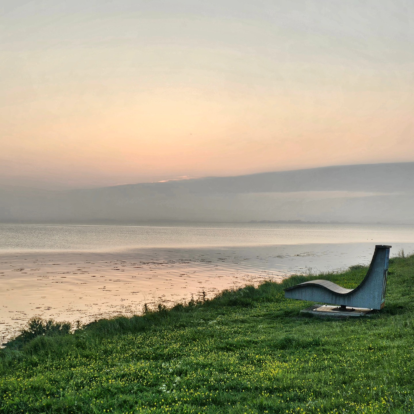 Solche tollen Sessel mit Aussicht gibt es an vielen Plätzen am Meer rund um Fehmarn. Dieser hier steht zwischen Gold und Strukkamphuk und ist mit einem kurzen Spaziergang vom Haus im Felde leicht zu erreichen. Man kann auch zu zweit ganz wunderbar darauf abschalten und das Meer (und bei Wind die Wassersportler) beobachten.
Easy chairs like this are located at many places along the shore of the island Fehmarn. This one can be found between Gold and Strukkamphuk and is in walking distance of the 'Haus im Felde' (house inmidst the fields). Also in pairs you can sit there, relax and observe the ocean (and different kind of watersports when
#Hausimfelde
#ferienwohnungen
#ferienappartement
#Fehmarn
#sonneninselfehmarn
#sesselammeer
#chillenammeer
#Albertsdorf
#Gold
#strukkamphuk
#windsurfen
#Radfahren
#kitesurfen
#abendstimmung
#holidayappartement
#Ostsee
#balticsea
#islandinthesun
#biking
#laufzummeer
#windsurfing
#holiday
#urlaubammeer