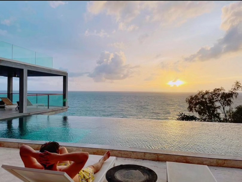 December vibes ☀️🌴 @leonardlicks
.
.
.
.
#Bluesiam #mayaandavilla #bluesiamvillas #phuketvilla #surinbeach #phuket