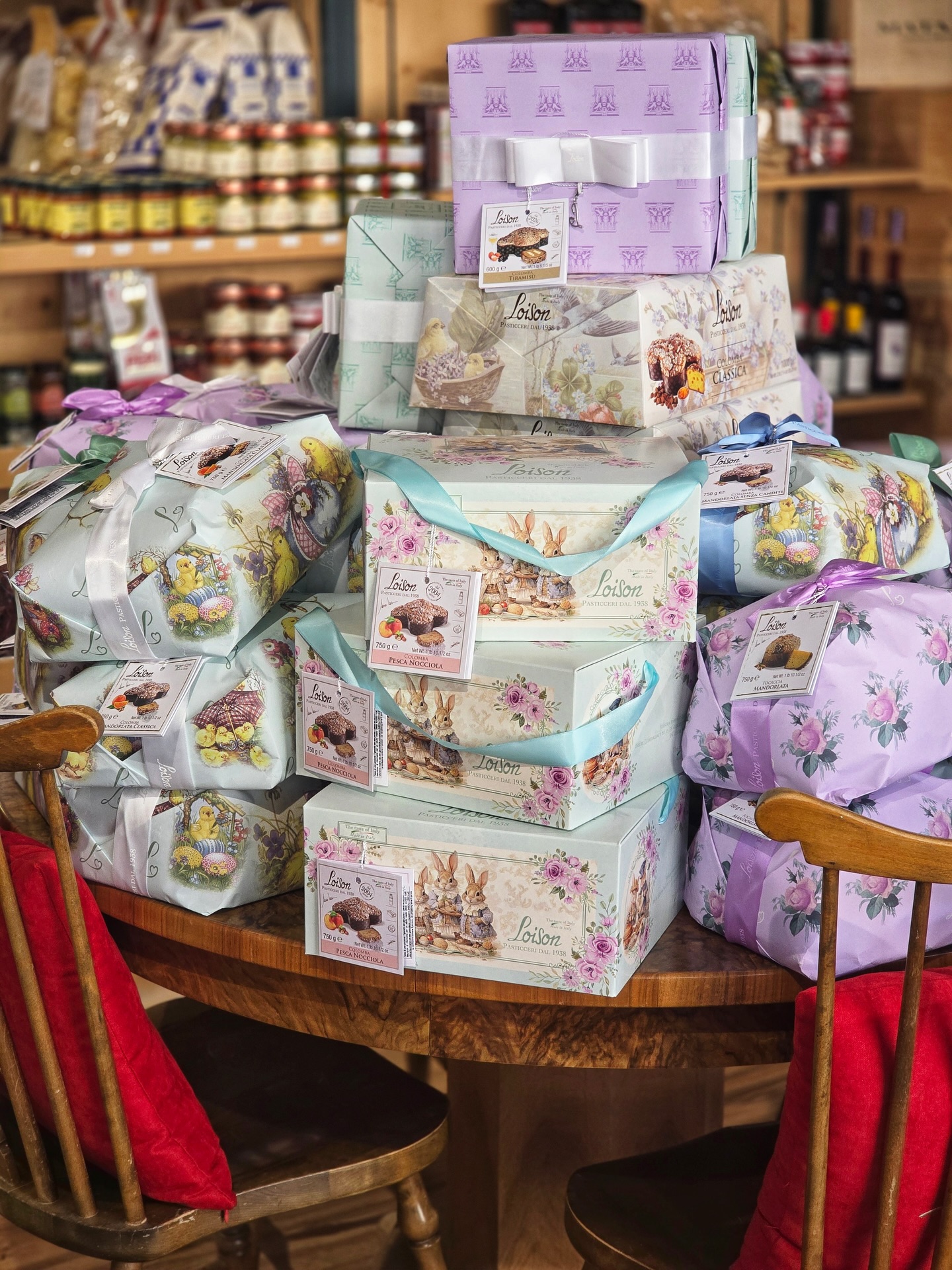 They’ve landed! 🕊️💛 La Colomba is here ✨
Our Colombe from @loisonpanettone have just arrived from Italy🇮🇹
From Mandorlata Classica to Pistacchio and Limone, each one is a little masterpiece, wrapped and ready to gift (or keep for yourself 😉)
Visit our stores @ilsalottozurich & @labottegadelsalotto_ to try it and secure it❤️🥰
#italy #pasticceria #sweet #foodlover #foodies