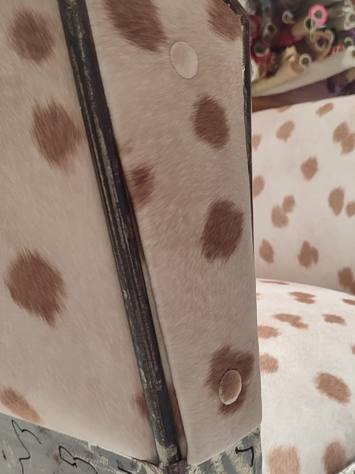 Ravies de poser ce tissu @saumundviebahn aquaclean pour cet ensemble original en fer forgé.
Les boutons ont été gainés avec le tissu du canapé pour une finition total look.