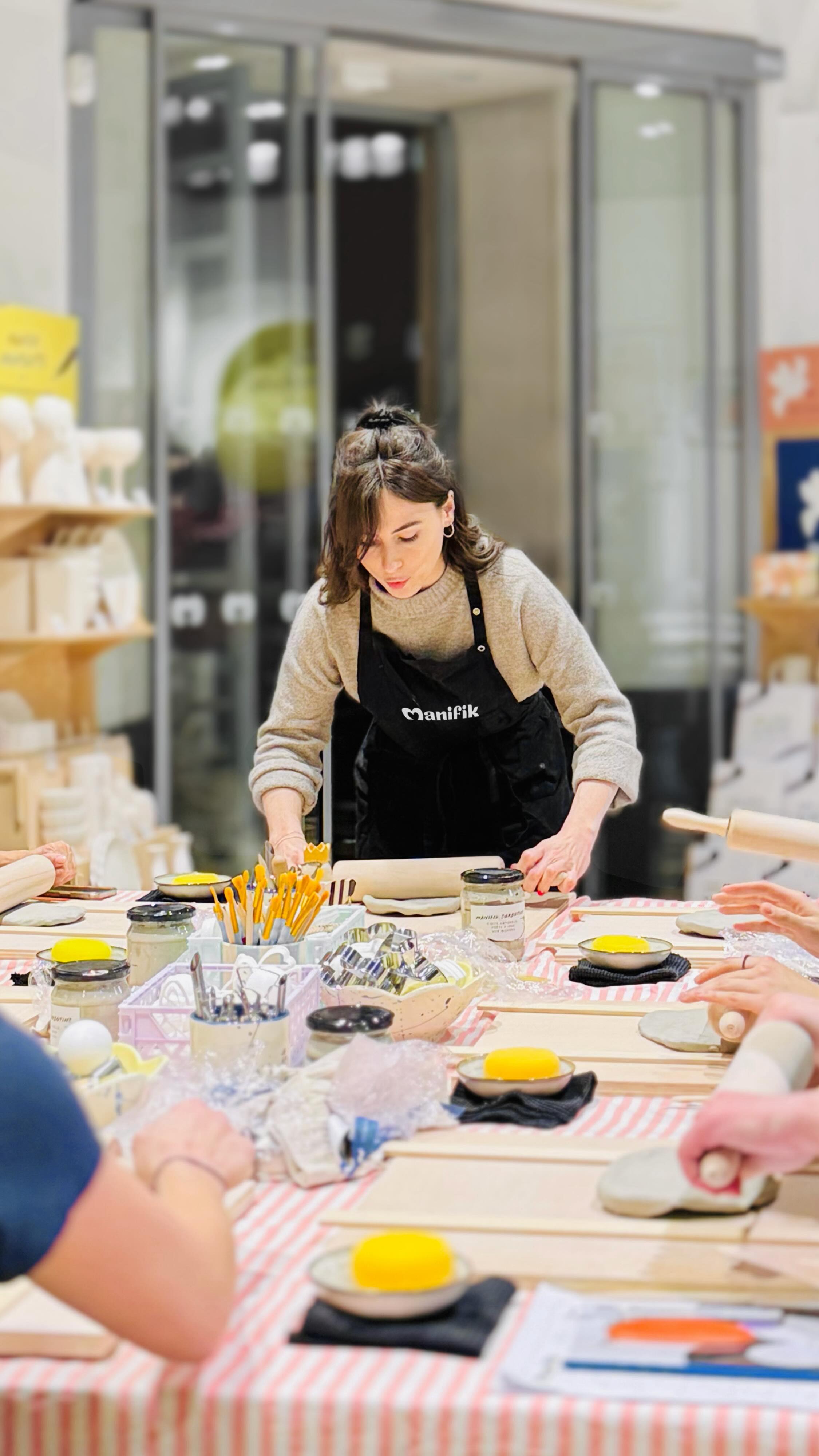 Dernière date pour notre atelier de modelage – Bougeoir Totem 🕯️
Notre atelier de poterie du moment vous invite à créer un bougeoir totem, pièce sculpturale et graphique, entièrement façonnée à la main.
📅 Dernière date : mardi 17 février à 18h30 (vacances scolaires)
Pendant 3 heures, profitez d’un véritable cours de poterie pour vous initier au modelage et apprendre tous les gestes essentiels afin de réaliser une vraie structure en 3 dimensions.
L’atelier se déroule en petit groupe, pour vous permettre d’être accompagné·e du début à la fin par nos équipes.
Sur place, tout est pensé pour libérer votre créativité :
✨ modèles d’exposition
✨ gabarits
✨ emporte-pièces
✨ conseils personnalisés
🍹 Le petit bonus : un mocktail offert !
Un moment immersif, créatif et inspirant à s’offrir en couple, entre amis ou en famille pendant les vacances scolaires 🤍
👉 Quelques places sont encore disponibles
📍 Réservation sur manifik.fr
#poteriestrasbourg #courspoterie #ateliermodelage #céramique #activitemanuelle
atelier de modelage - atelier poterie - bougeoir totem - poterie Strasbourg - cours de poterie - modelage céramique - atelier créatif - création artisanale - loisir créatif - fait main - Manifik Céramic Café - activité vacances