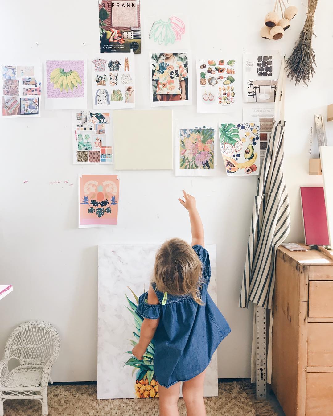 Lily giving me direction 🎨 #lilyjeanphelps