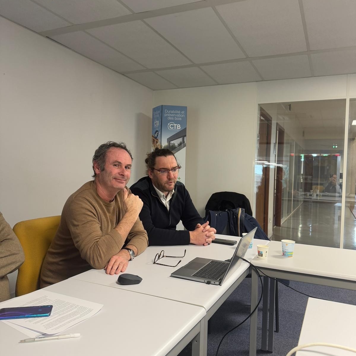 ✨ Merci au Institut technologique FCBA pour cette journée inspirante ! ✨
Un grand merci au FCBA pour son accueil à l’occasion de l’événement « 10 ans de certification CEPA » 👏
Une journée riche en échanges, en enseignements et en perspectives pour la filière.
🔎 Au programme :
👉 Présentation des activités du FCBA
👉 CEPA en chiffres :
• Évolution du nombre d’entreprises certifiées sur 10 ans
• Nombre actuel de titulaires FCBA
👉 Bilan des audits : bonnes pratiques & points de vigilance
👉 Interventions thématiques :
🐜 Entomologie – insectes nuisibles
🌳 Préservation du bois
👉 Intervention de la Chambre syndicale PROSANE
👉 Échanges et perspectives, avec en bonus la possibilité d’une visite des laboratoires 🧪
🤝 PROSANE était fièrement représentée par ses Vice-Présidents Benoît COTTIN et JEAN PAUL DUFRENNE.
📌 Sous la présidence de Patrick Gravey, PROSANE a rendu obligatoire l’engagement dans la démarche CEPA, convaincue de son importance pour la qualité, la structuration et la reconnaissance de la profession.
L’organisation accompagne d’ailleurs l’ensemble de ses adhérents, anciens comme nouveaux, afin de leur faciliter l’accès à cette norme et de sécuriser leur parcours de certification.
🙏 Encore merci au FCBA pour cette journée de qualité, pour l’accueil et pour la richesse des échanges.
Hâte de poursuivre ces collaborations constructives !
#FCBA #CEPA #PROSANE #Certification #Qualité #FilièreBois #Engagement #Professionnalisation 🌱💼