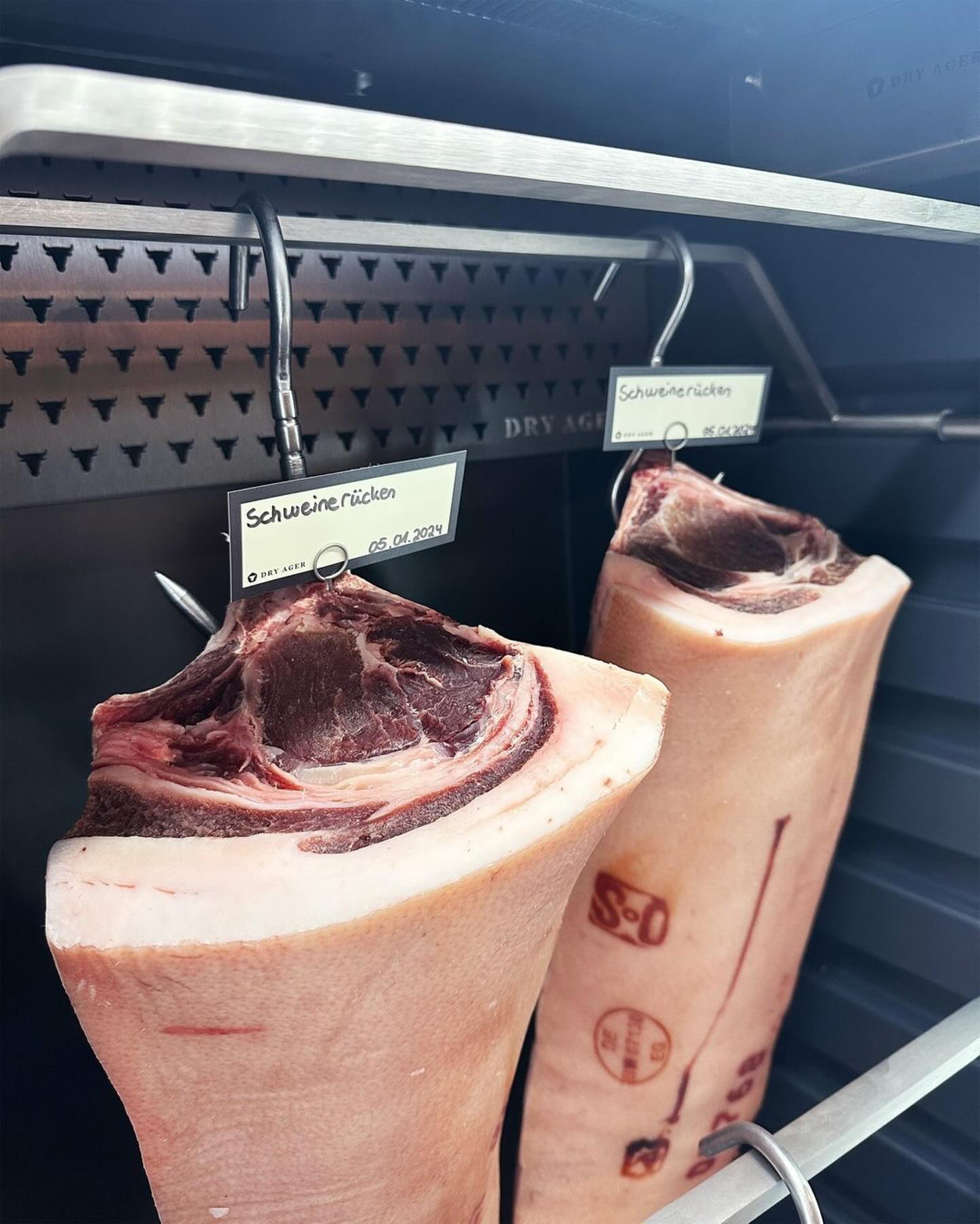 PORK, PERFECTED BY AGING! 🐖
Warum beim Dry Aging nur an Rind denken? Schweinefleisch wird im DRY AGER zur echten Geschmackssensation! Das Ergebnis? Ein intensives, nussiges Aroma und eine butterzarte Textur, die dich umhauen wird. 🔥
Dry Aged Schwein – das ist Schweinefleisch, wie du es garantiert noch nie gegessen hast. Bereit für das nächste Level an Geschmack? 😋
#dryager #dryagerlove #dryaged #smartaging #meat #beef #meatlover #meatlovers #meatlove #dryagedpork #schweinefleisch #dryaging #aromawunder #geschmackserlebnis #feinschmecker #porkperfection #fleischgenuss #geschmacksrevolution #reifeschrank #foodinnovation