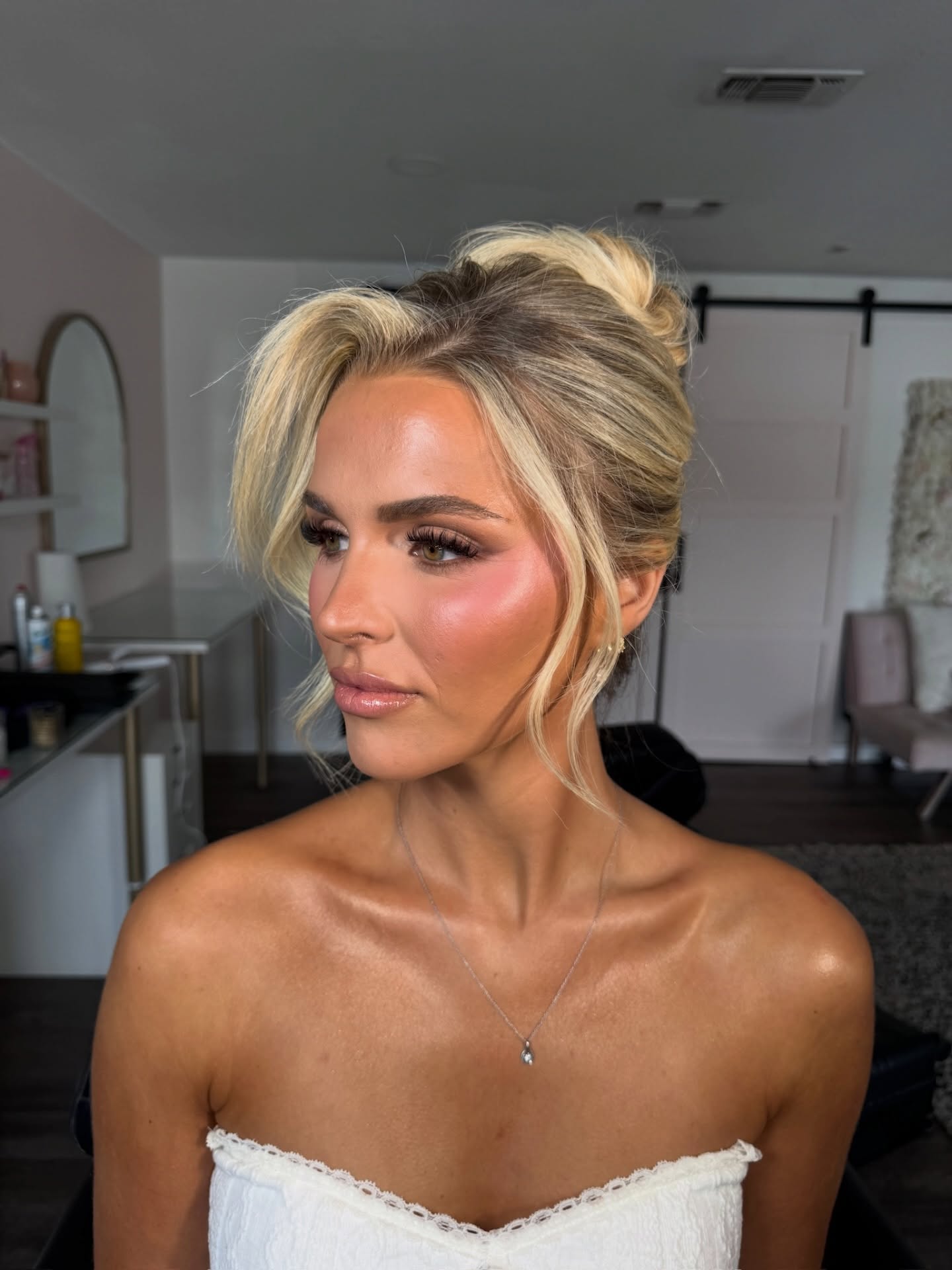 Since this look had it’s own viral moment, these photos deserved a spot on the feed 🤍
#makeupartist #bridalmakeup #weddinghairandmakeup #fullglammakeup