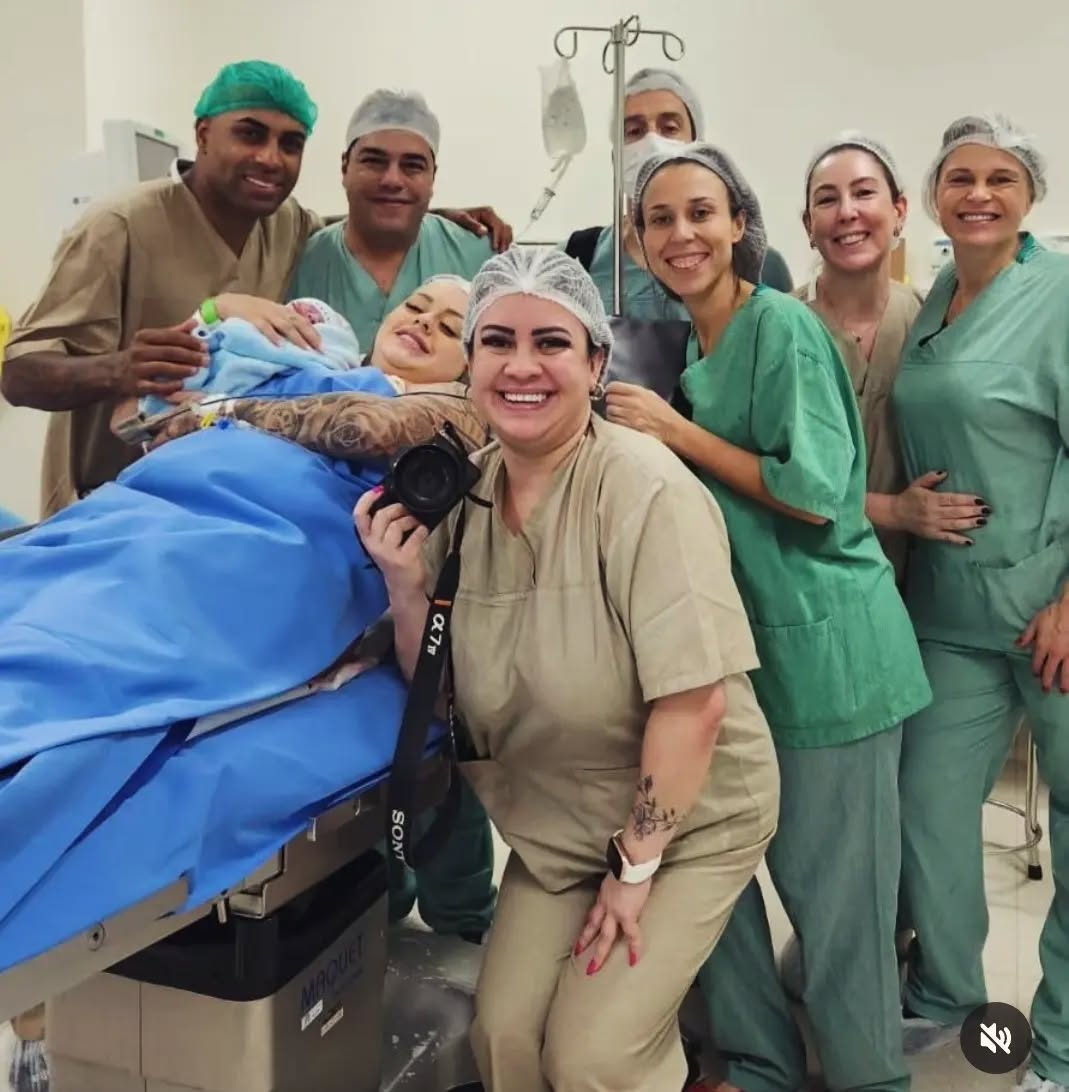 Que delícia poder participar desta sala de parto, superrrrr bem indicada pela @dra.carolalves que ocorreu com muito Amor❤️, alegria e orações também 🙏🏻
Estar presente neste momento tão especial do nascimento do Gael é maravilhoso 💞@__giihsilva01 e @rodrigo__liso
Muita gratidão a todos os envolvidos !
Ser pediatra da mesa equipe que vaie atender não tem preço ! Faltou a @eumarimazzei , nossa fisioterapeuta maravilhosa !!!!