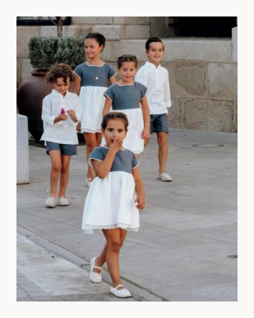 ¡Cómo nos gustan estos pajes! El modelo elegido para las niñas fue el Rústico, combinando el Lino pizarra con el crudo, y los niños con pantalón y camisa en los mismos tono. ♥️♥️♥️♥️