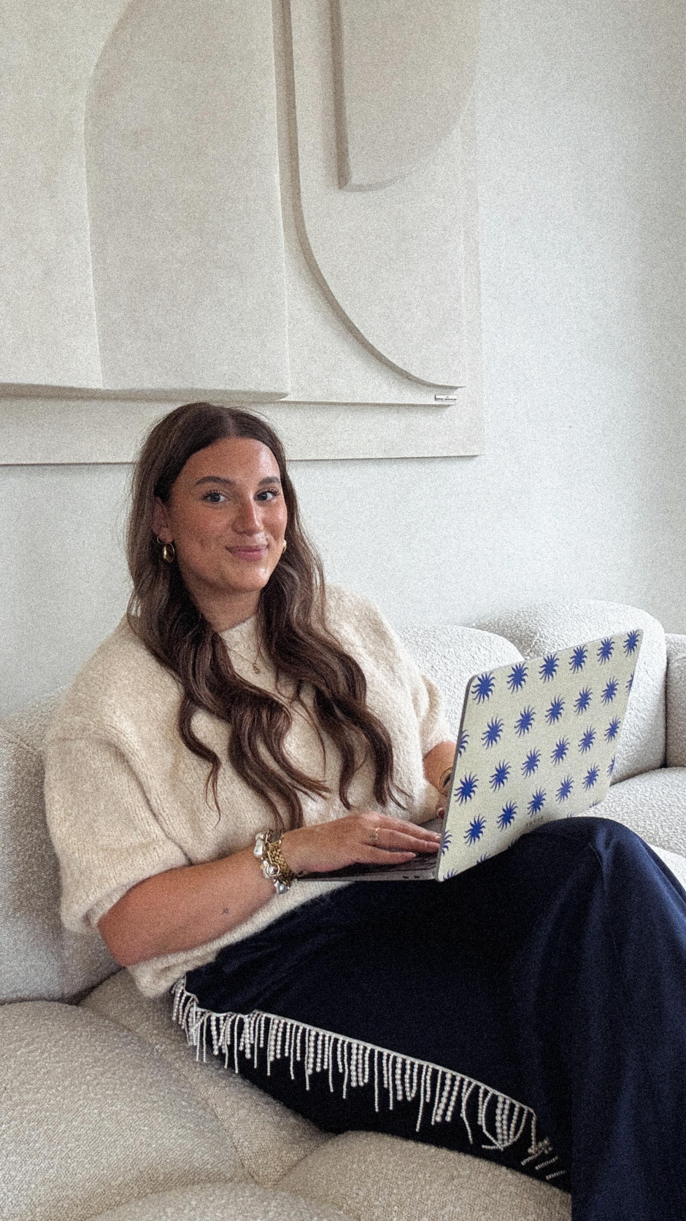 Social media managers zijn er genoeg maar de juiste voor jouw merk? Dat is een ander verhaal.
Ik doe het net even anders. Persoonlijker, met meer gevoel voor merkbeleving én met 7 jaar ervaring als content creator. Twentse roots, wonend in Lochem dus mijn werkgebied is gezellig verspreid door Gelderland en Overijssel 📍
Benieuwd of dat matcht met wat jij zoekt? Laten we kennismaken! 🤎