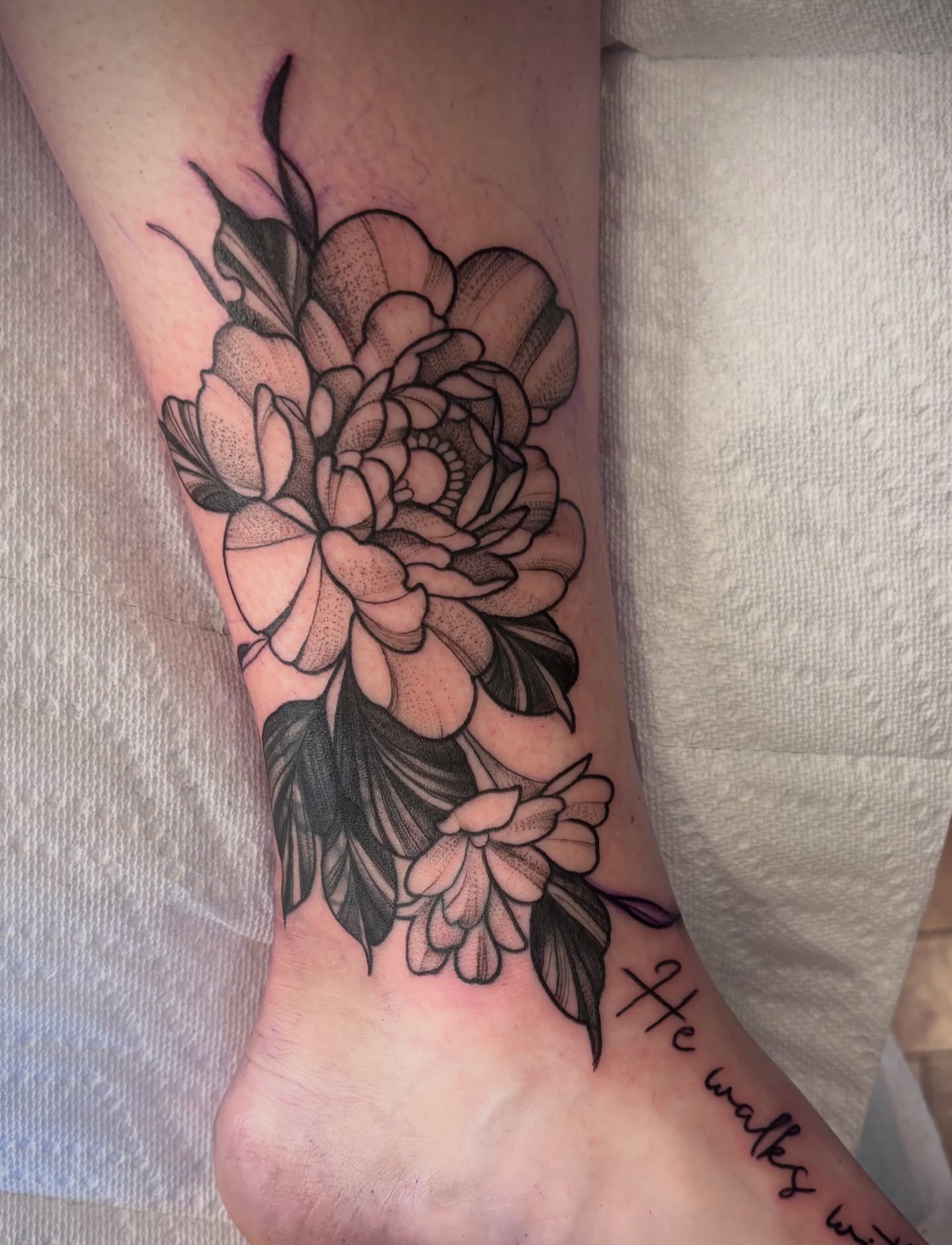 Little floral cover up from a while back! When in doubt slap a flower on it 🌺
#tattoo #coveruptattoo #blackworktattoo #floraltattoo #kentuckytattooer
