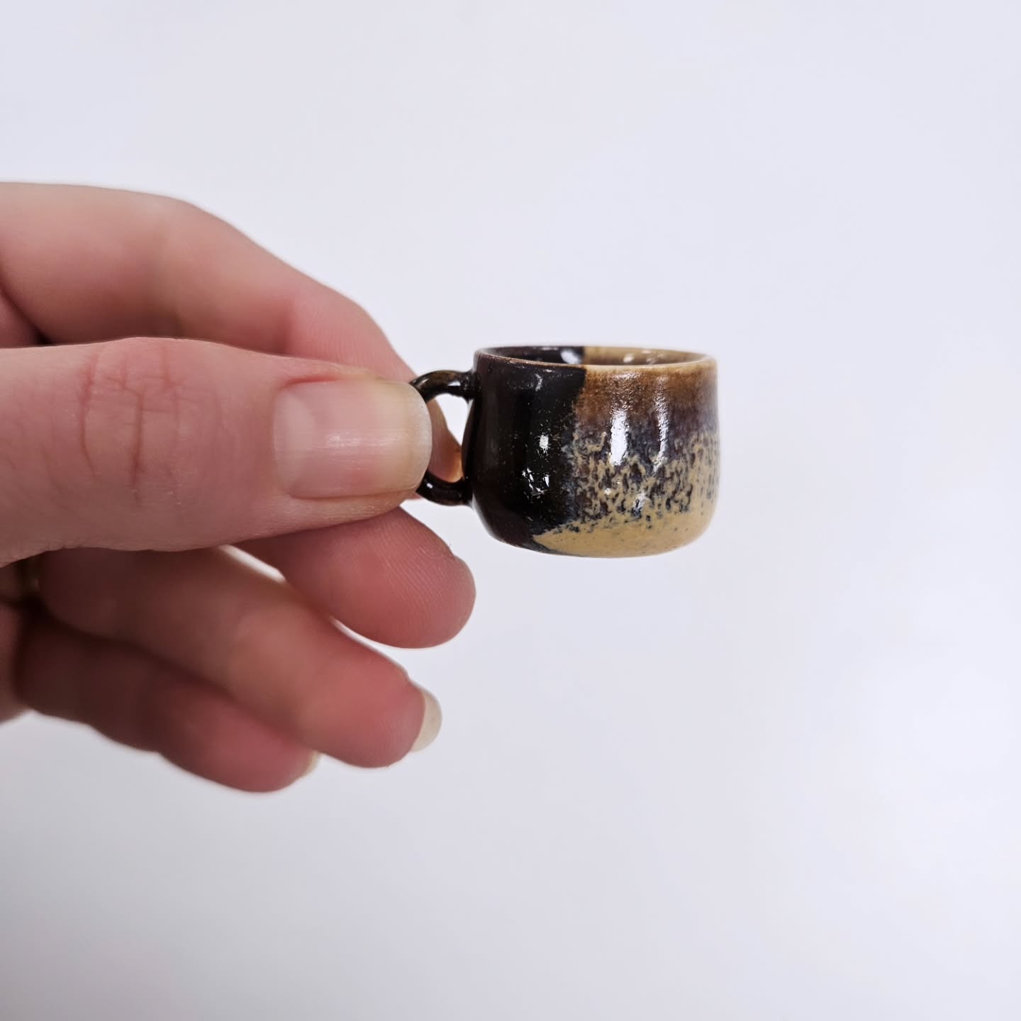 Is this not the cutest little mug you've ever seen? I visited the @blackolivepottery studio in Concord NH for some connection and crafting yesterday, and was gifted this adorable tiny ceramic.
If you're local to Concord, make sure you visit their studio, you'llbe glad you did!
#tinyart #crafttime #cozyartist