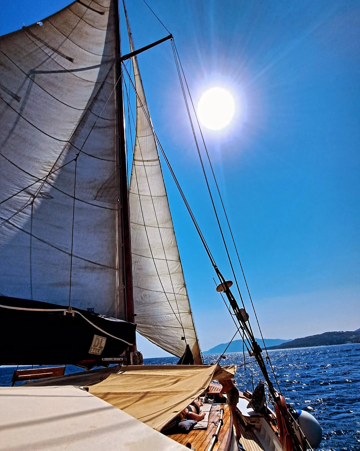 Relaxing on board #Ena
#enapeoplehappypeople ⛵️
#sailingingreece #sailing #skopelos #skopelosgreece #alonnisosmarinepark #alonnisos #greece #visitgreece