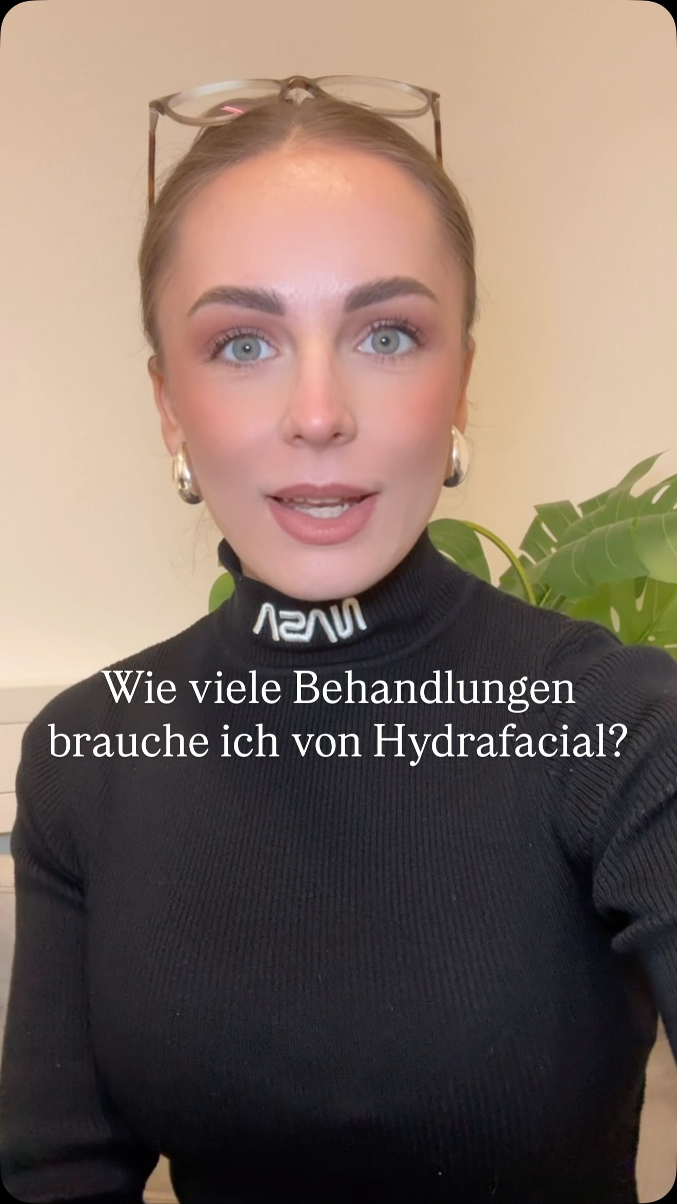 🌿 Wie viele Behandlungen brauche ich?
Diese Frage hören wir oft – und die ehrlichste Antwort ist: Das lässt sich im Vorfeld nicht pauschal festlegen.
Warum? Weil Haut individuell ist. Der benötigte Behandlungsumfang hängt unter anderem ab von
– deinem aktuellen Hautzustand,
– deinem persönlichen Hautziel,
– deiner Heimpflegeroutine,
– Ernährung, Lebensstil, Stresslevel, Hormonen
– und davon, wie konsequent und passend die Pflege umgesetzt wird.
Was wir dir aber verlässlich sagen können:
✨ Hautveränderung (z. B. bei Unreinheiten, Pigmentstörungen, Textur, Feuchtigkeitsmangel) findet sinnvollerweise in Abständen von ca. 2–4 Wochen statt.
✨ Hauterhaltung & Prävention funktionieren in der Regel sehr gut in 4–8-wöchigen Abständen – vorausgesetzt, die Heimpflege ist korrekt auf deine Haut abgestimmt.
Wichtig zu verstehen:
🧠 Haut ist kein starrer Gegenstand.
Sie ist ein lebendes Organ, das sich ständig erneuert, reagiert und verändert. Genau deshalb braucht sie auch kontinuierliche Betreuung, keine Einmal-Lösung.
🤍 In unserer Beratung schauen wir uns deine Haut ganzheitlich an und besprechen ehrlich,
– was deine Haut wirklich braucht,
– was realistisch erreichbar ist
– und welcher Rhythmus für dich Sinn macht.
Denn gute Haut entsteht nicht durch Zufall – sondern durch Verständnis, Geduld und die richtige Strategie.
#hydrafacial #facial #skincare
