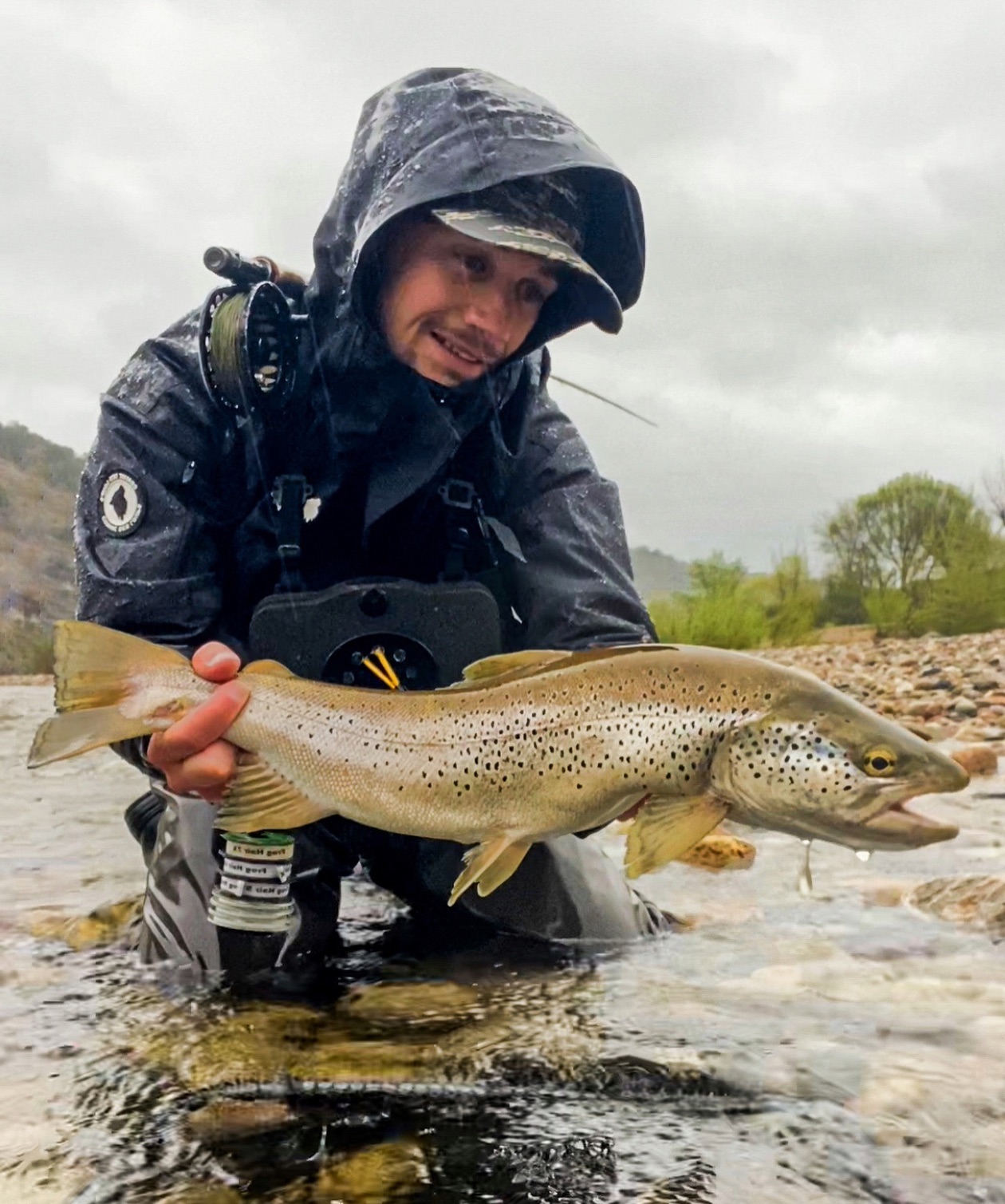 Journée pluvieuse journée heureuse 😁. Un taux d’humidité assez important entraîne bien souvent des éclosions ce qui met en activité de jolis poissons 😊. Une belle dérive dans un courant, une oreille de lièvre hameçon de 12 et voilà cette jolie truite de 56 cm pour bien commencer la saison 😁.
https://www.halieutique-gdn.com
#truite #peche #pechealamouche #nokill #nymphfishing #nymphflyfishing #nymphing #catchandrelease #trout #flyfishing #flyfishinglife #flyfishingjunkie #troutonthefly #truitefario #truitesauvage #nature #naturephotography #2024 #hugetrout #truitefario #truitesauvage