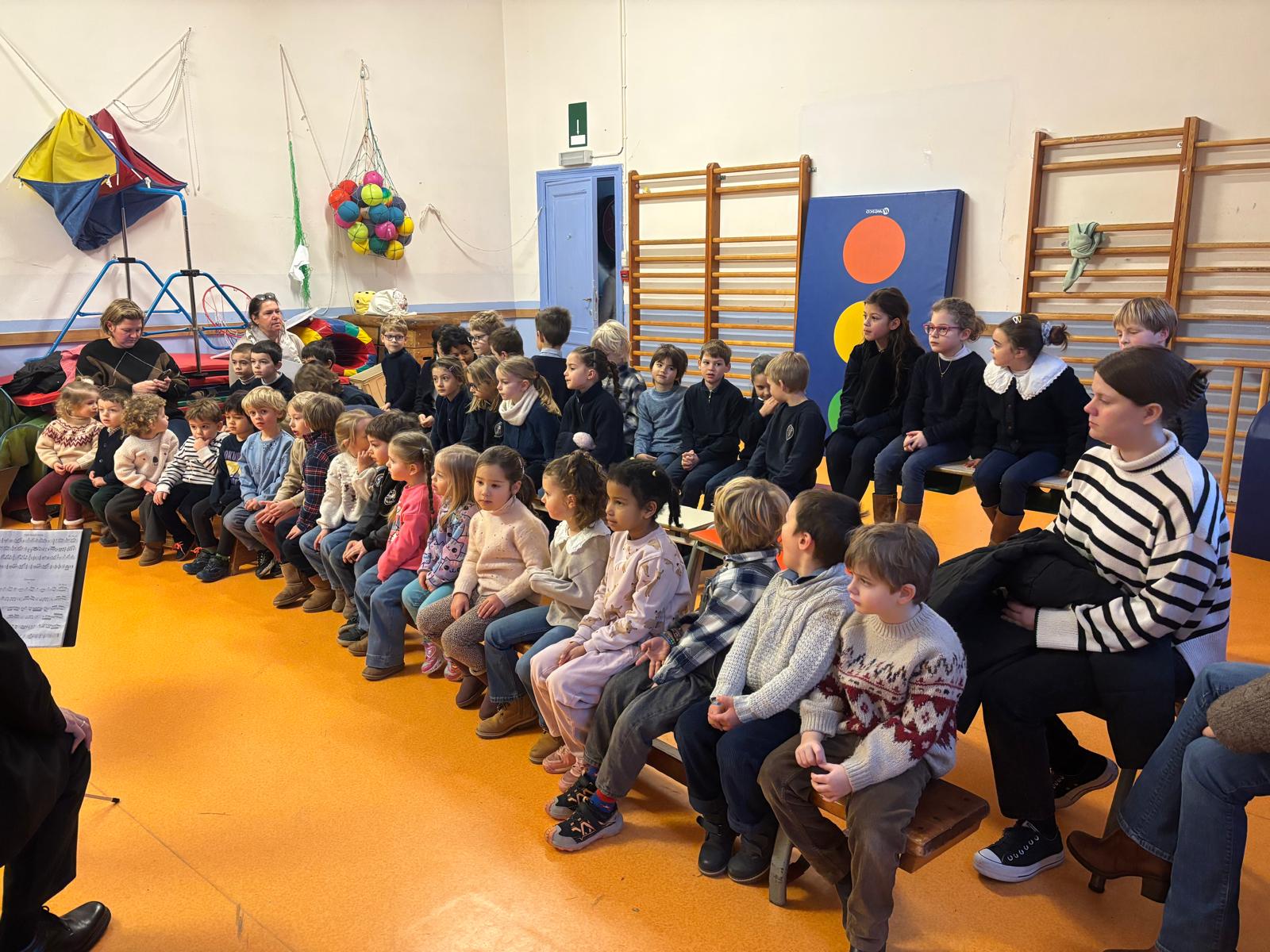 La semaine dernière, notre école a eu la chance d’accueillir le Duo Bacorde pour un concert au cœur même de la vie scolaire. Un moment fort, vivant et vibrant, qui s’inscrit parfaitement dans le thème de l’année : la musique !
Les élèves ont découvert le plaisir de la musique jouée en direct, tout près d’eux. Écouter, ressentir, s’émerveiller : un vrai moment de rencontre artistique.
Merci au Duo Bacorde pour cette parenthèse musicale de grande qualité, qui a fait résonner l’école autrement et éveillé la curiosité de nos élèves !
Pour en savoir plus : www.duobacorde.com
#musiqueclassique #concertalecole #musique #ecoleprimaire #ecolematernelle #viescolaire #ecolesaintjosephohain #ecolesaintjoseph #ecolestjosephohain #ecolestjoseph #ecoleohain #ecolelasne #ecolesdubrabantwallon #vivrealasne #communedelasne #ohain #lasne