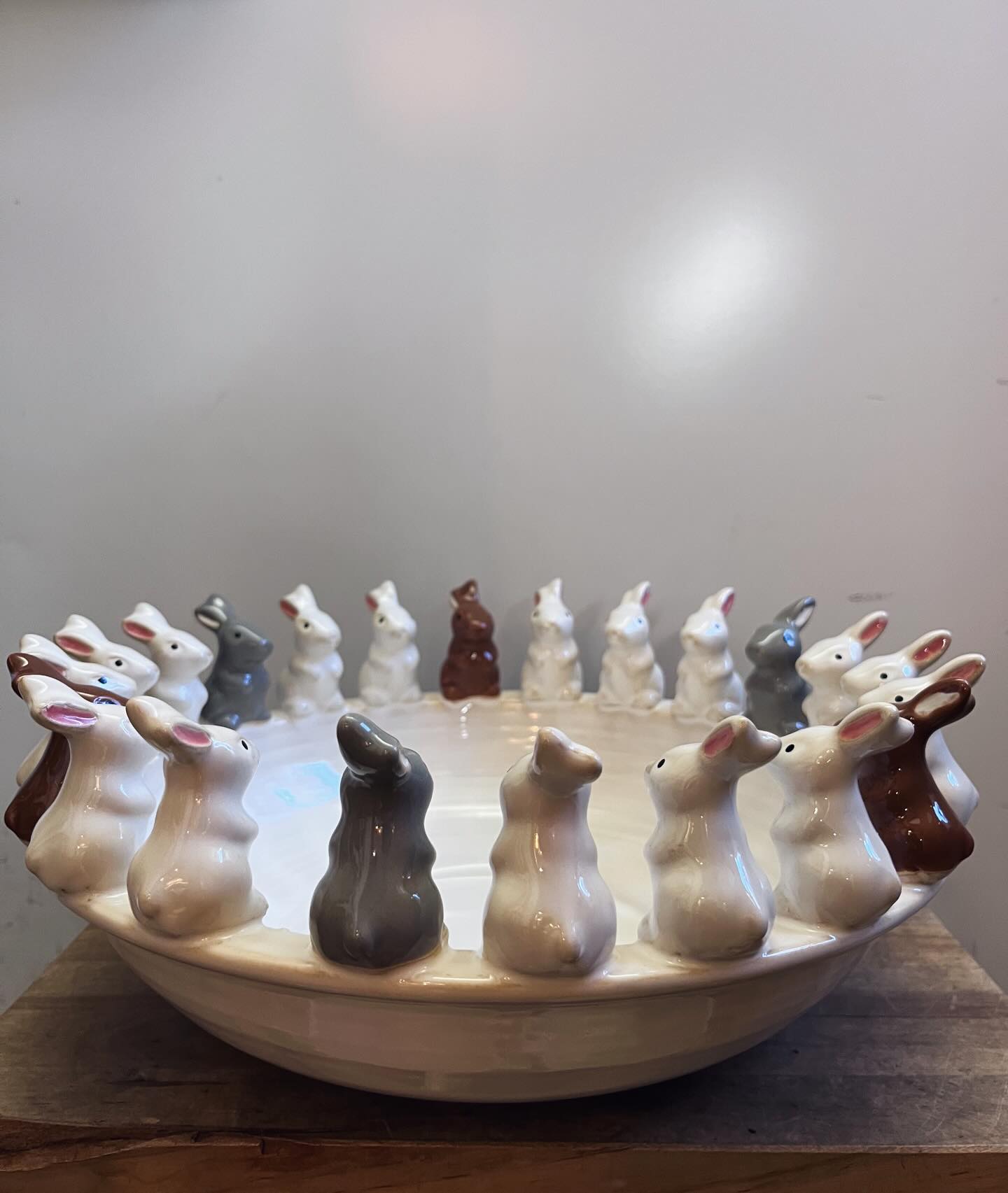 En favorit i repris, nu finns detta fina fat hemma i butiken igen och dessutom en matchande kruka till!