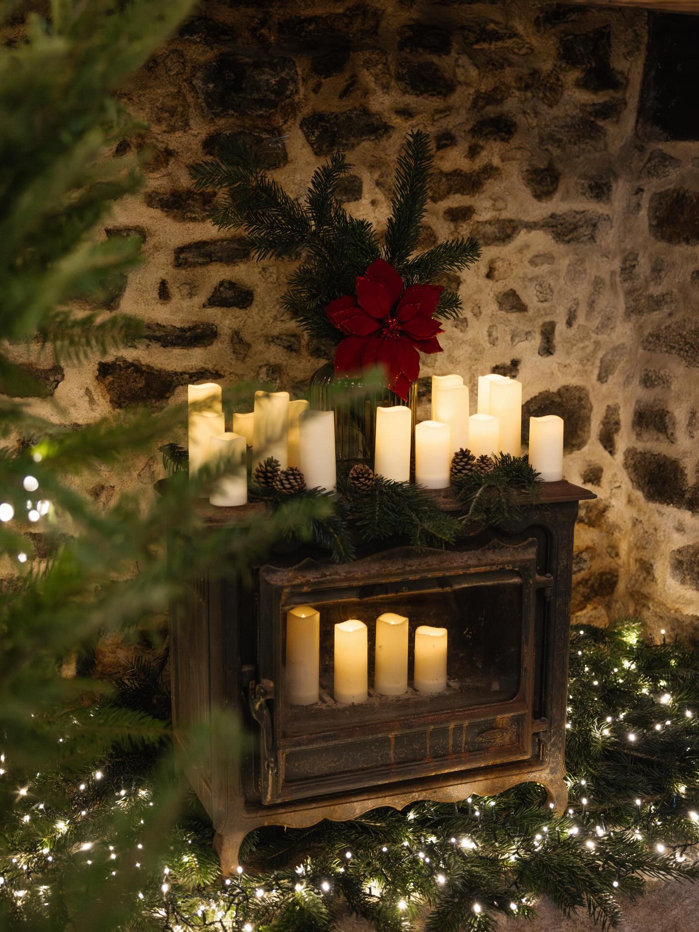 Le mariage de N & D ✨
Des bougies, des guirlandes qui scintillent et des yeux qui brillent ✨
Une cérémonie laïque préparée en secret des mariés et une décoration à l’image de leur mariage 🎄♥️
Domaine : @le_village_de_loup
Photographe : @vanessalauria.photographie
Videaste : @films_byalex
Robe : @madameaditoui_lorient @madame_a_dit_oui
Coiffure : @monbeaumiroir_56
MUA : @marie.blin.makeup
Décoration cérémonie : @jalmaevent
#mariage #decoratriceevenementielle #wedding #bretagne #decoration
