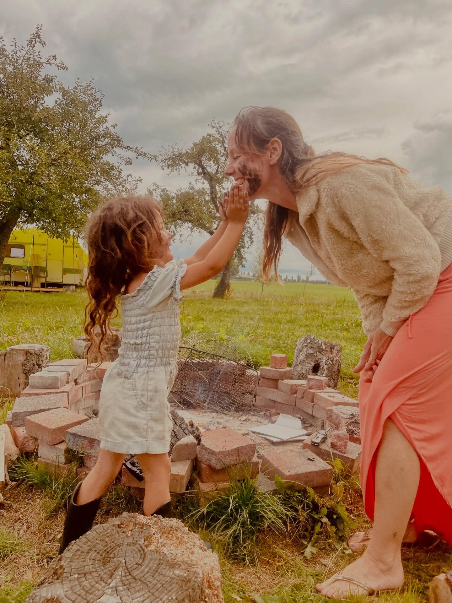 Kinderen die spelen terwijl de ouders achterover leunen met een koel drankje, goed boek of gezellig gesprek. Onze Groepsaccommodatie wordt het vaakst gehuurd door meerdere gezinnen, familie of bevriend, waar ouders quality time hebben en de kinderen naar hartelust spelen. Lekker buiten, vies worden, vuurtje stoken, en vooral samen zijn. Dat is toch waar het om draait?
Bijna alle weekenden in het voorjaar en zomer zijn al vol, maar er is nog wel wat plek! Check de site voor beschikbaarheid.