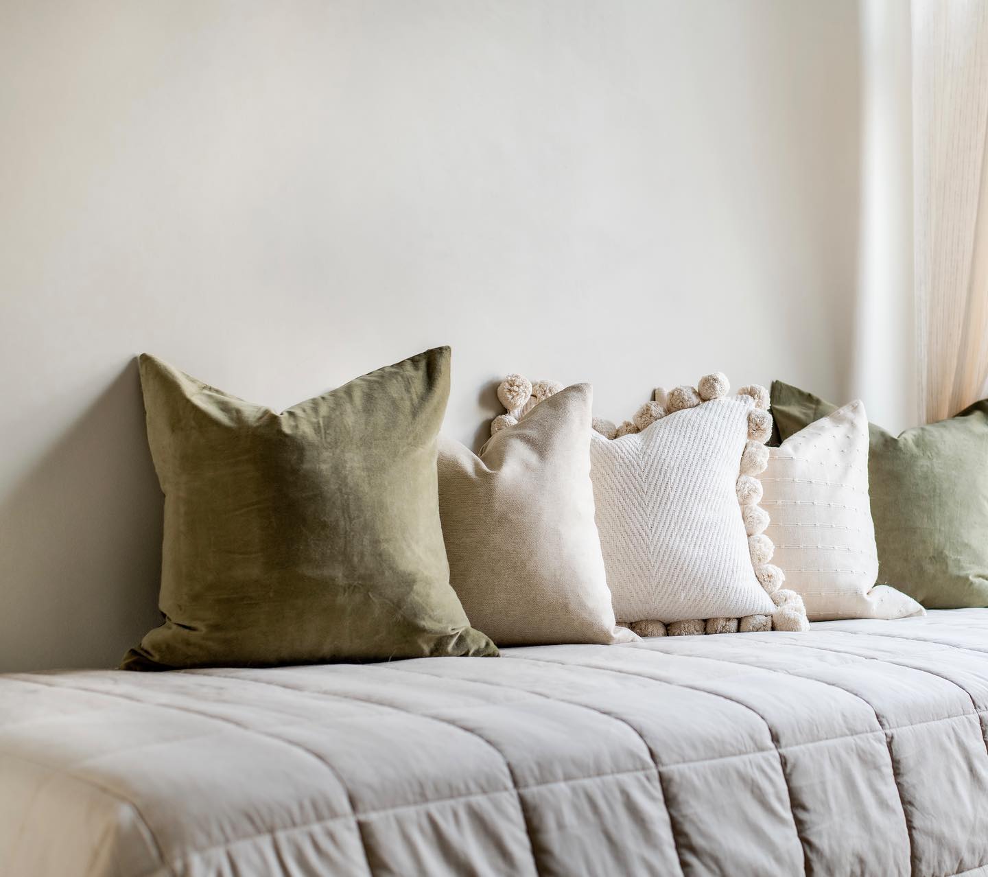 Toen de kussens nog geen halen en haren er op hadden…
Het enige voordeel is dat ik dan weer mag shoppen voor nieuwe kussens 👀😅
Fotografie: @studiokeeelly
#werkkamerinspiratie #interieurstyling #interieuradvieshaarlem #pillowstyling #kalminterieur #elegantlandelijk