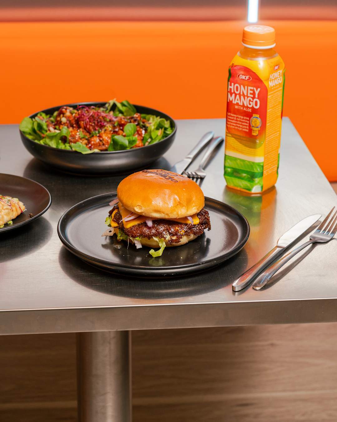 Découvrez notre Bulgogi Smash Burger et nos boissons coréennes pour accompagner votre repas. Un combo explosif chez Meokja ! 😋
🍔 Bulgogi Smash Burger & poulet frit coréen
📍 354B rue de Vaugirard, 75015 Paris
⏰ Ouvert du lundi au dimanche, 11h30–22h30
#smashburger #parisfood #food #burger #chicken