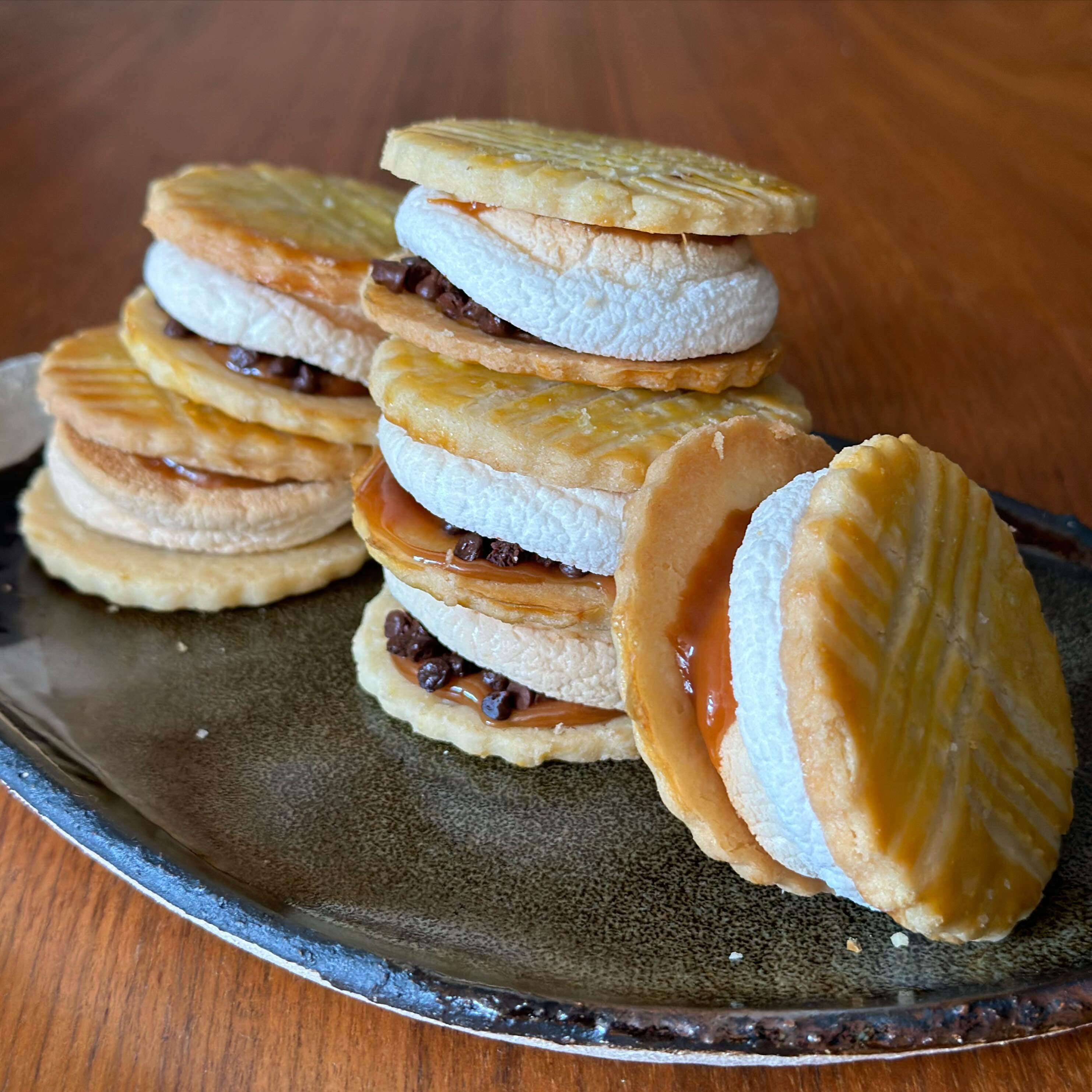 Happy 4th!!! At ChezTonTon’s house, we will celebrate with some unique Smore’s 🎉🇺🇸😊 : Breton’s buttery cookies with salted caramel, ChocoChips and marshmallow 🤩🤤 should we put them on the menu???
Love to you 😘 #bitingintoahug #bakestagram #bakedgoods #bakedfromscratch #bakedjoy #fromfashiontobaking