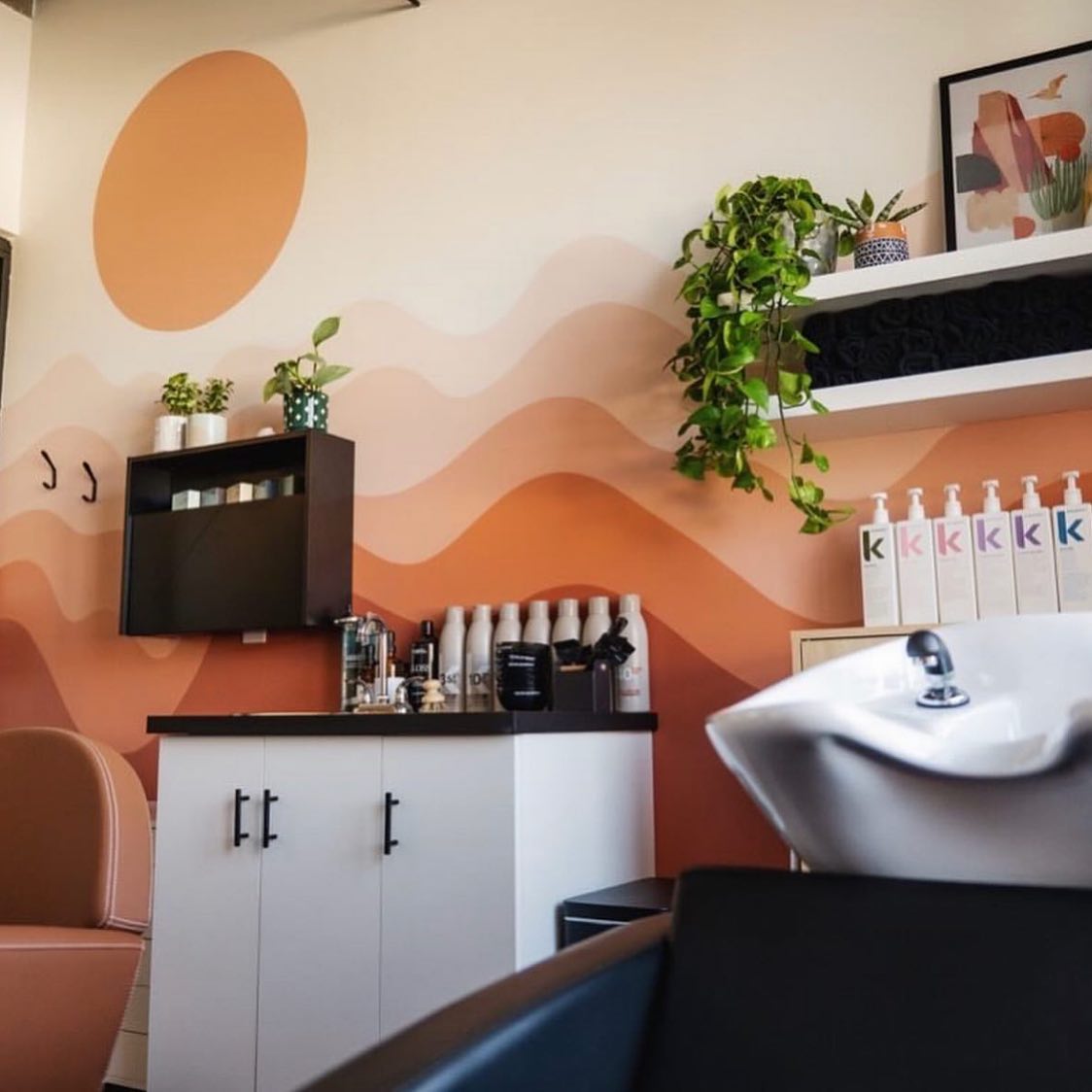 Views from @freebirdhairdesign at @theguildstudios
Watching how each member makes their suite their own might be one of the most fun things!
Do you have your Pinterest board loaded up with all of your ideas? Is 2023 the year to make it happen?
Book a tour and see the spaces we have left!
Use the link in our bio @theguildstudios or www.theguildstudios.ca