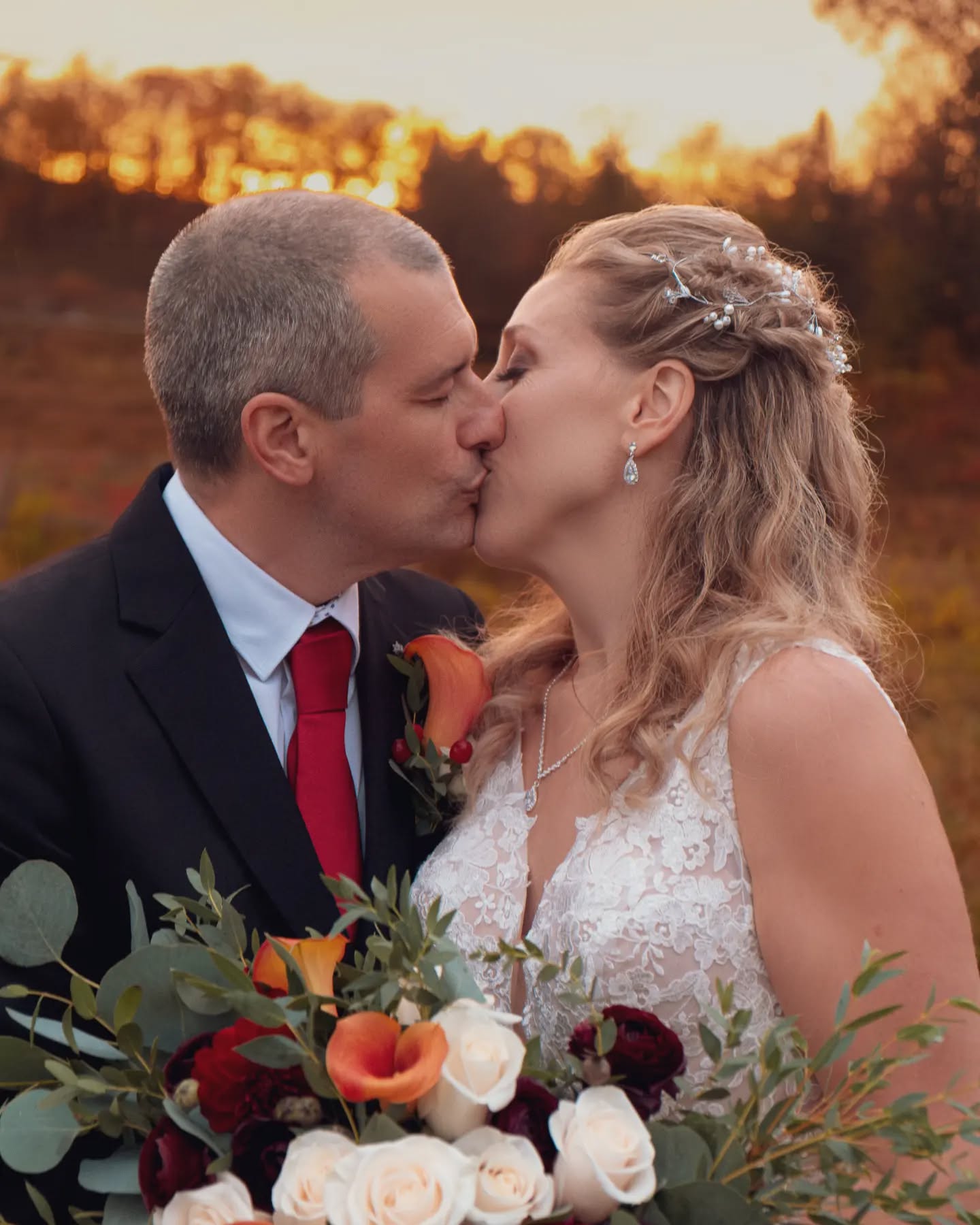 Autumn is an ideal season for weddings 🍂🍁👰🏻♀️🤵🏻
I love the colors and light you get through the clouds.
--------------------------------------
L'automne est une saison magnifique pour les mariages. 🍁🍂👰🏻♀️🤵🏻
J'adore les couleurs et la lumière que l'on obtient à travers le ciel nuageu automnal.
.
.
#instaphotography #ottawagatineau #weddingphotography #wedding #weddings #autumnvibes🍁 #falliscoming #fallwedding #weddingday #dreamwedding #autumnal #weddingmoments #weddingtrends #weddingbeauty #autumn #barnwedding #vignobledechelsea #chelseavineyards #weddingdress #fall #weddingphoto #ottawaweddingphotographer #loveofmylight