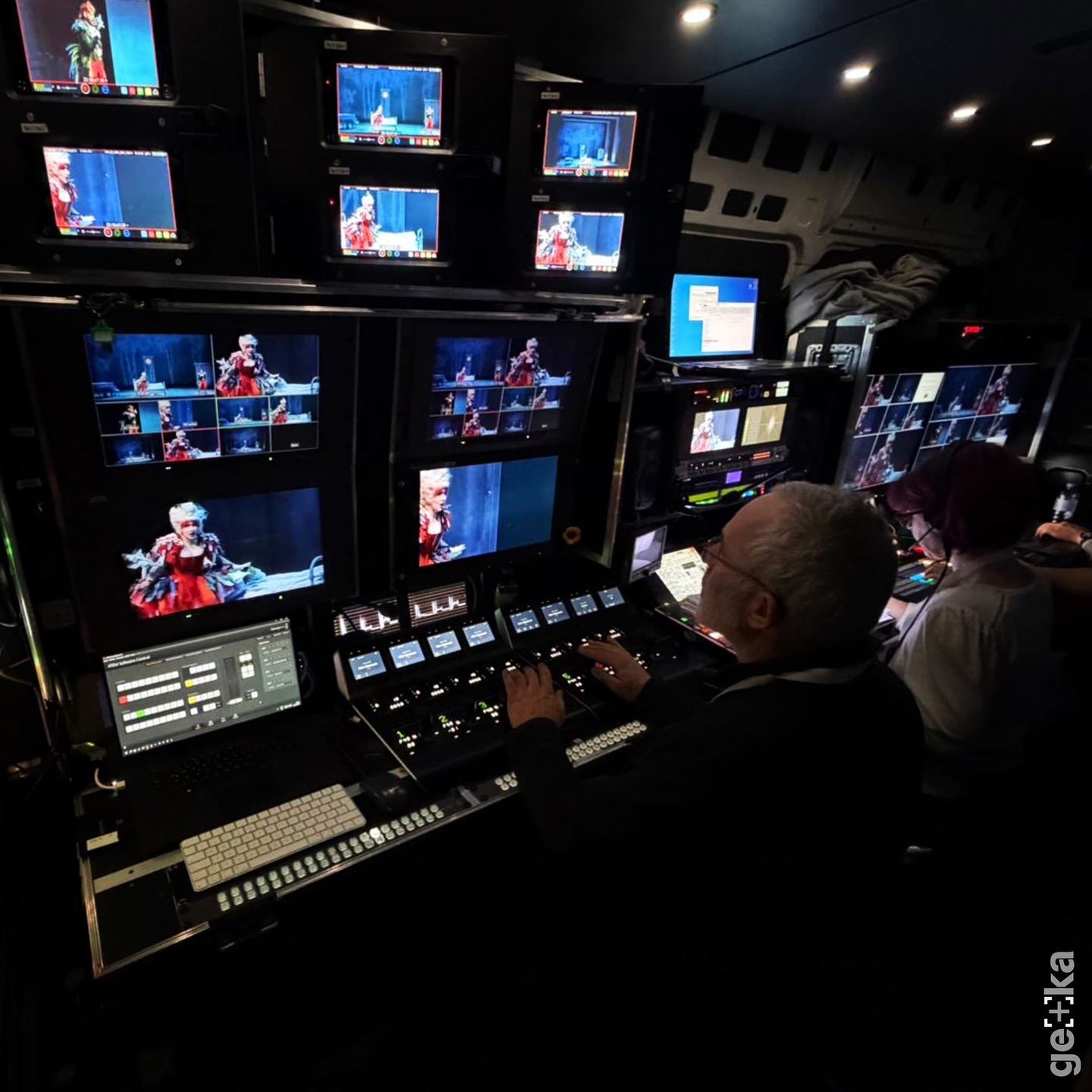 Wolfgang Amadeus Mozart | Die Zauberflöte
Zum Auftakt der Mozartwoche 2026 eröffnet Rolando Villazón mit einer neuen Zauberflöte im Haus für Mozart das Festjahr.
Gekafilm im Einsatz mit Ü-Wagen, Kransystem und Blackmagic Kamerasystemen.
📲 Jederzeit auf ORF ON zum Nachsehen
#mozart #salzburg #blackmagic #behindthescenes