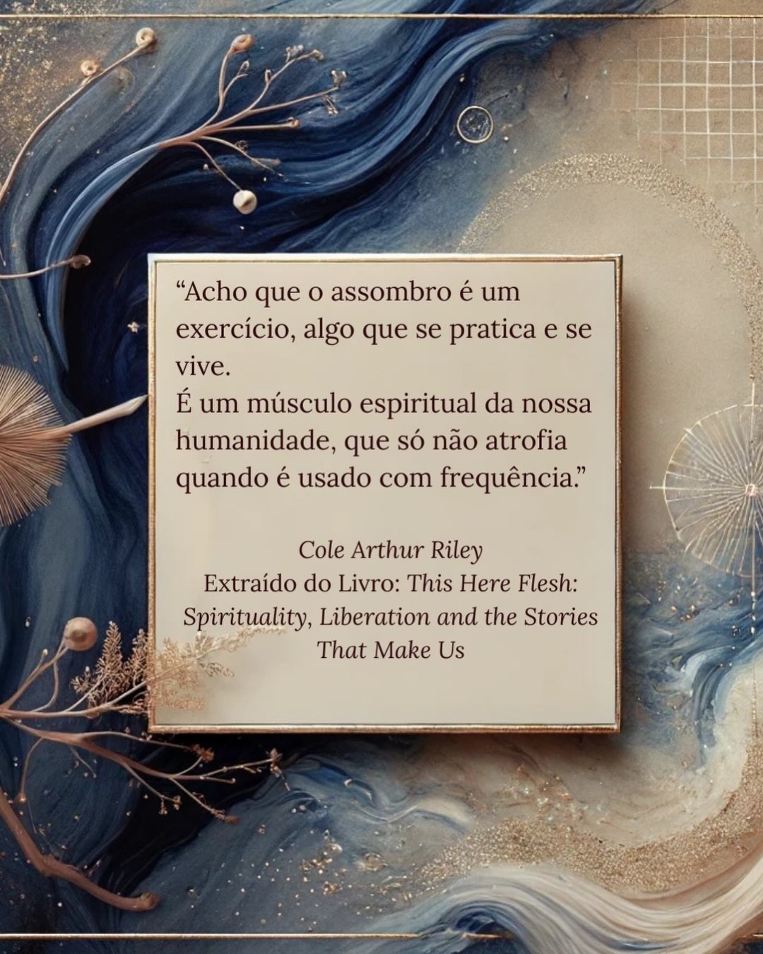 Assombro (awe) é quando somos tomados por algo maior do que nós.
É quando a mente silencia por um instante, o controle afrouxa, e você sente presença, reverência e expansão ao mesmo tempo.
No livro: This here flesh, a autora Cole Arthur Riley nos convida a incluir o hábito do assombro em nossa vida. Nos permitir alguns minutos ao dia para:
- perceber a grandeza da vida
- sair do automático por um momento
- lembrar que fazemos parte de algo maior
Por isso que ela chama de músculo espiritual:
quanto mais você pratica esse olhar, mais vivo você se mantém por dentro e mais leve a vida se torna.
Me conta nos comentários que parte da sua vida hoje te causa assombro?
#almasviajantes #assombro #apreciação #autocuidado #selfcare