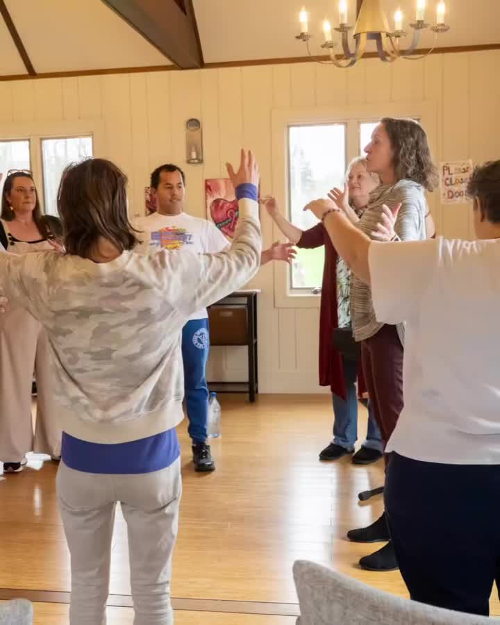 🎶 Community Sing is BACK! 🎶
Community Sing is a welcoming, weekly sing-along where voices of all kinds come together to learn, sing, and share both familiar favorites and new songs.
Together, we discover our voice and witness how it blends into something bigger, richer, and more powerful when we sing as a community. 💛
Community Sing is offered in collaboration with Looking Upwards and @sunlightstudios_ri
Are you interested in bringing a program like this to your organization? Reach out via email sing@newportsings.org and learn more at NewportSings.org/community-sing
#NewportSings #YouBelong #CommunitySing #SingWithUs #JoinUs