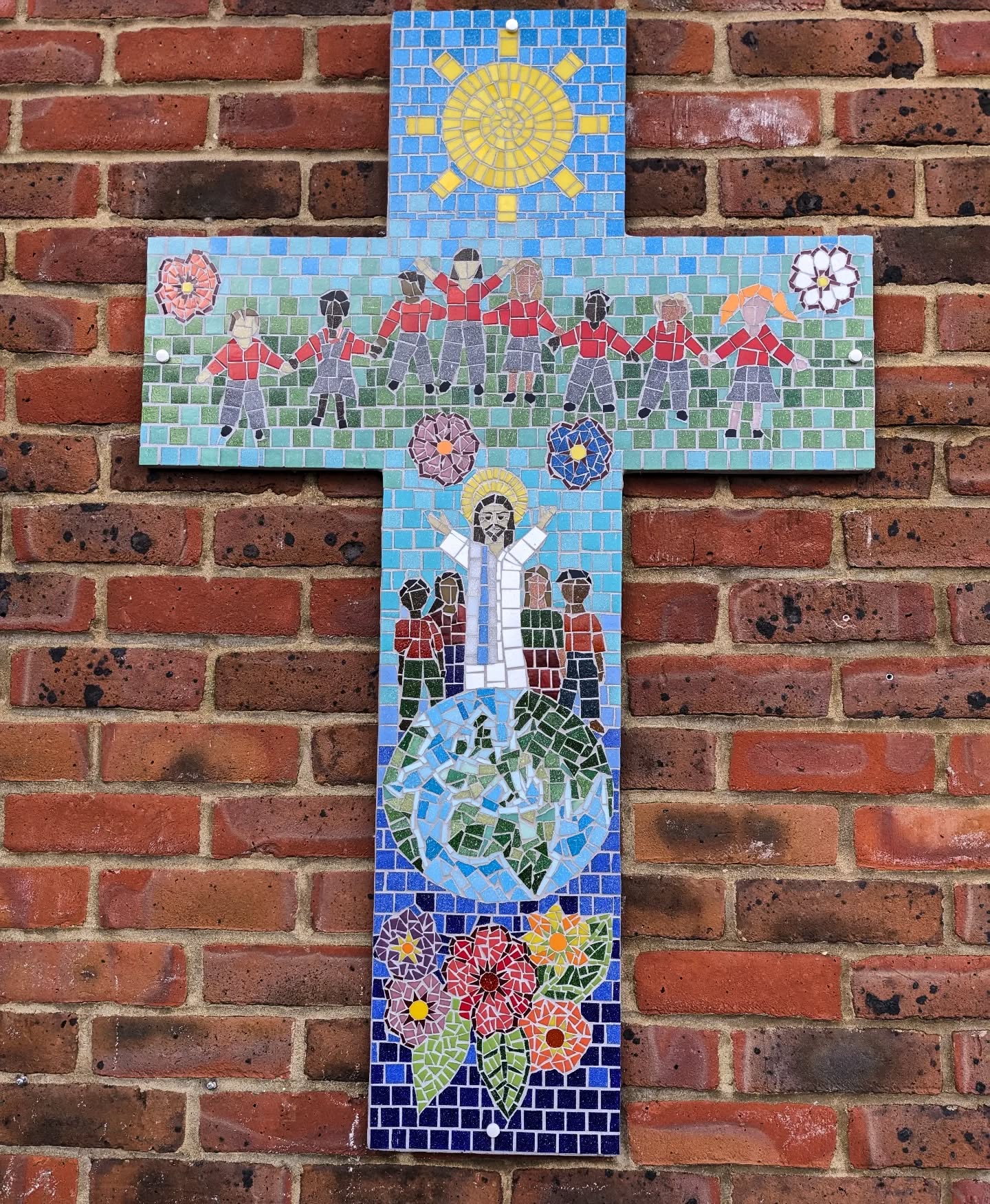 Also made for St Anne Line Infant School was this colourful cross. Made by us in our studio.
#schoolmosaic #mosaicsforschools #mosaiccross #mosaico #mosaicart #mosaicmural #ihavethisthingwithtiles #iloveglass #glasstiles #mosaicartist