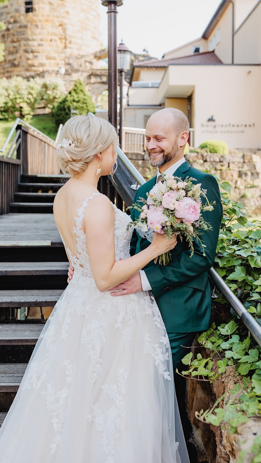 ✨ 8 oder 10 Stunden
sind nicht die Frage. ✨
Denn Hochzeiten lassen sich nicht vergleichen.
Nicht nach Zeit.
Und auch nicht nach Paketen.
Eine Hochzeitsreportage ist ein Versprechen.
Da zu sein, wenn es zählt.
Mitdenken. Spüren. Begleiten.
Für all die Momente,
die nicht planbar sind –
aber bleiben.
Wenn euch genau diese Art der Begleitung wichtig ist,
schreibt mir gern. 🤍