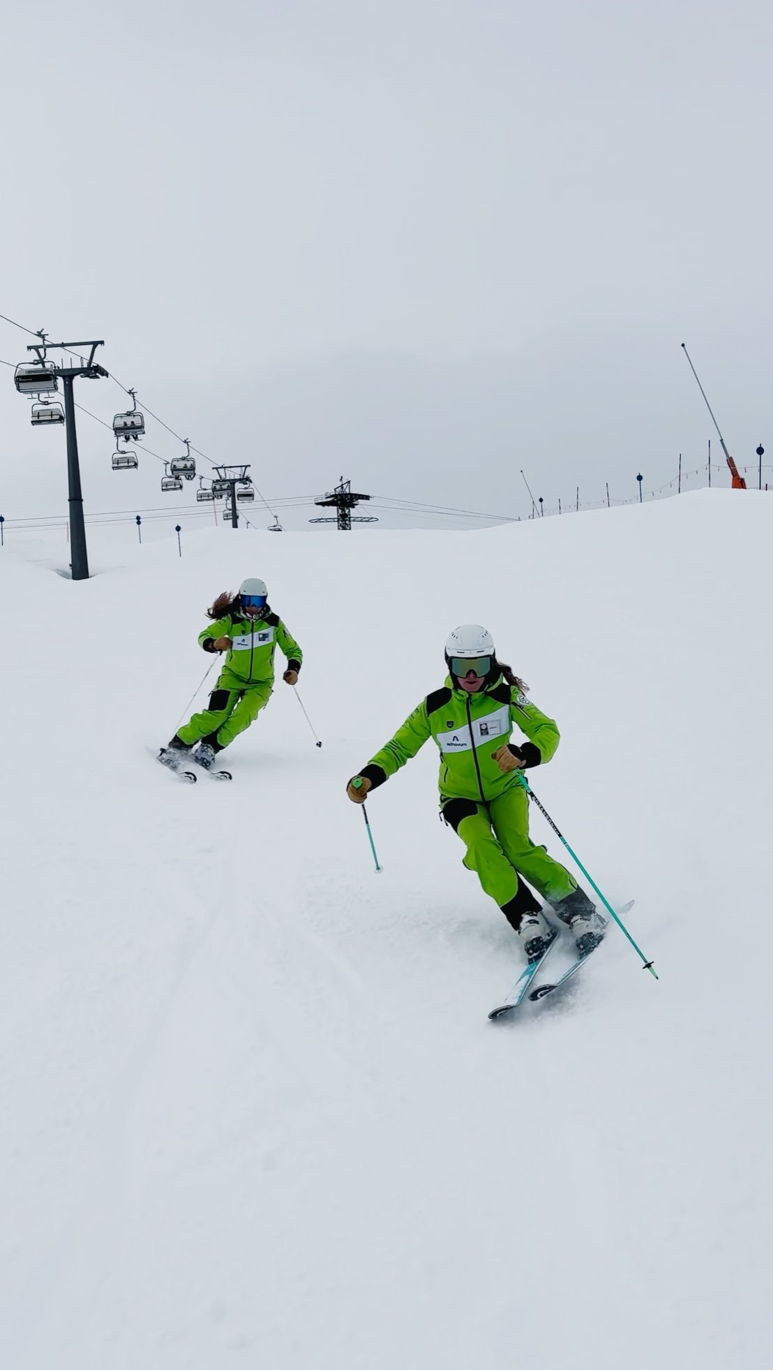 Short turns together is double the fun! Two of our lady ski instructors skiing mirrored in sync 🙌
🎥 @xantebartels
❄️
❄️
❄️
#stantonamarlberg #lechzuers #arlbergclassic #unserarlberg #skiguides #skiarlberg #skischool #adnovum #hülskenswasserbau #binderworld #girlswhoski #skiinstructorlife