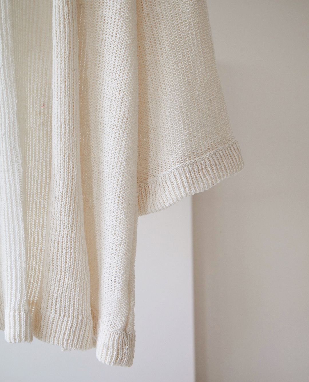 Kimono Delfi tem o nome de minha irmã mais nova e, gente, ela é um acontecimento: tem energia para 5 pessoas e o astral lá encima. Transita o ambiente académico é o totalmente cotidiano com a mesma graça e da para ficar totalmente a vontade com ela após 2 minutos de conversa.
Você entendeu então por que esta peça leva seu nome, né? Coringa cheio de graça, parceiro para toda hora este kimono é a peça que você não vai querer tirar do corpo.
Ela ainda pode ser sua com o desconto de aniversário da marca: usando o cupom 4ANOS no checkout da loja online você ganha 15% de desconto. Aproveita que hoje é o último dia de promoção!