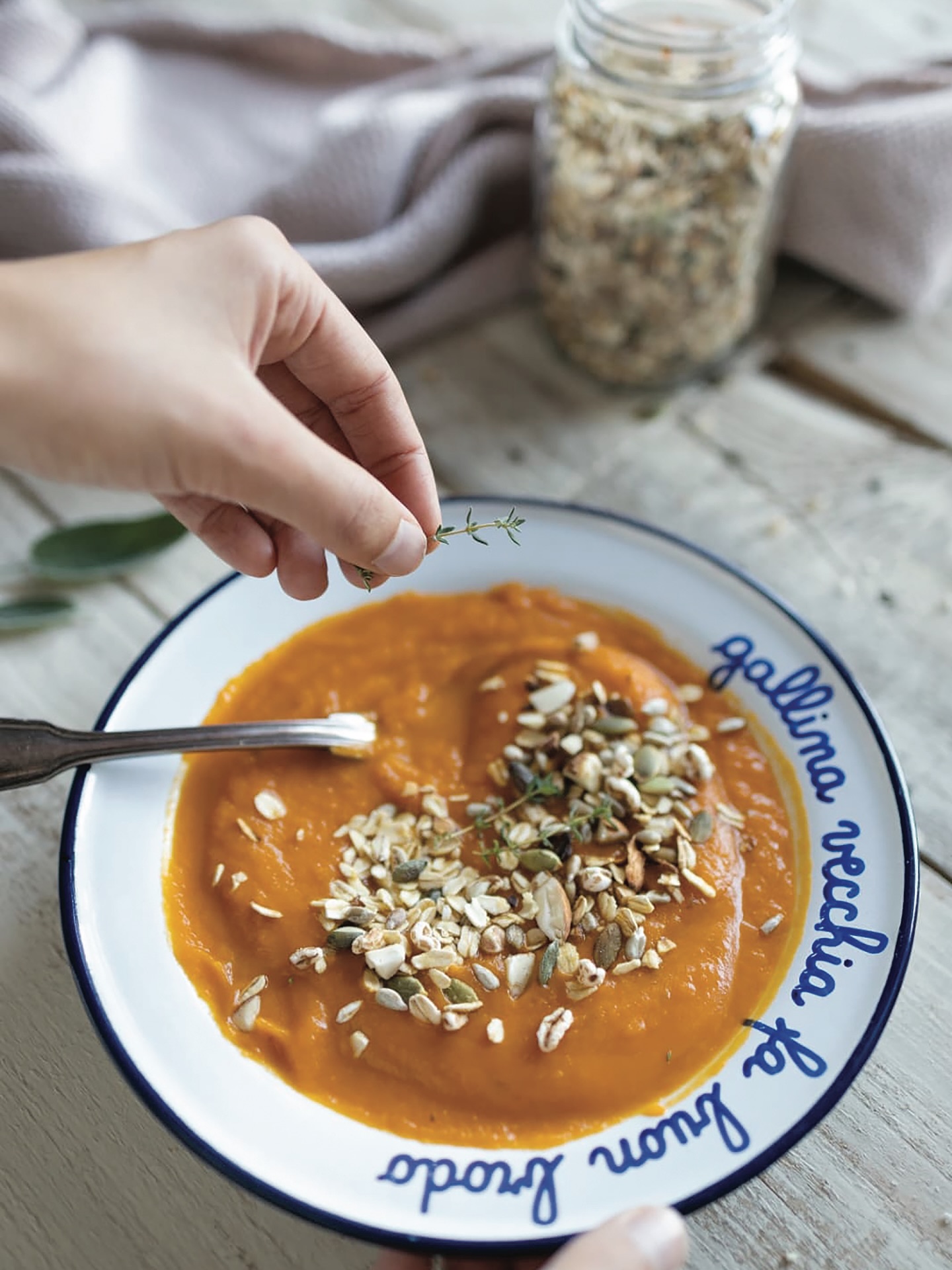 ZUCCA: ortaggio ipocalorico ricco di fibre, acqua e antiossidanti per questo è tanto amato sulle nostre tavole.
.
Oggi vi proponiamo una VELLUTATA DI ZUCCA ma al forno, si proprio così al forno!
@uovoincamicia_ la prepara così!
.
Se vuoi la ricetta corri subito sul nostro sito www.goodliving.it e scarica la ricetta. Se poi ti è piaciuta nel magazine ne troverai tantissime altre del nostro Team #selamiaricettafosselatua
.
#zucca #ortaggi #ricette #foodphotography