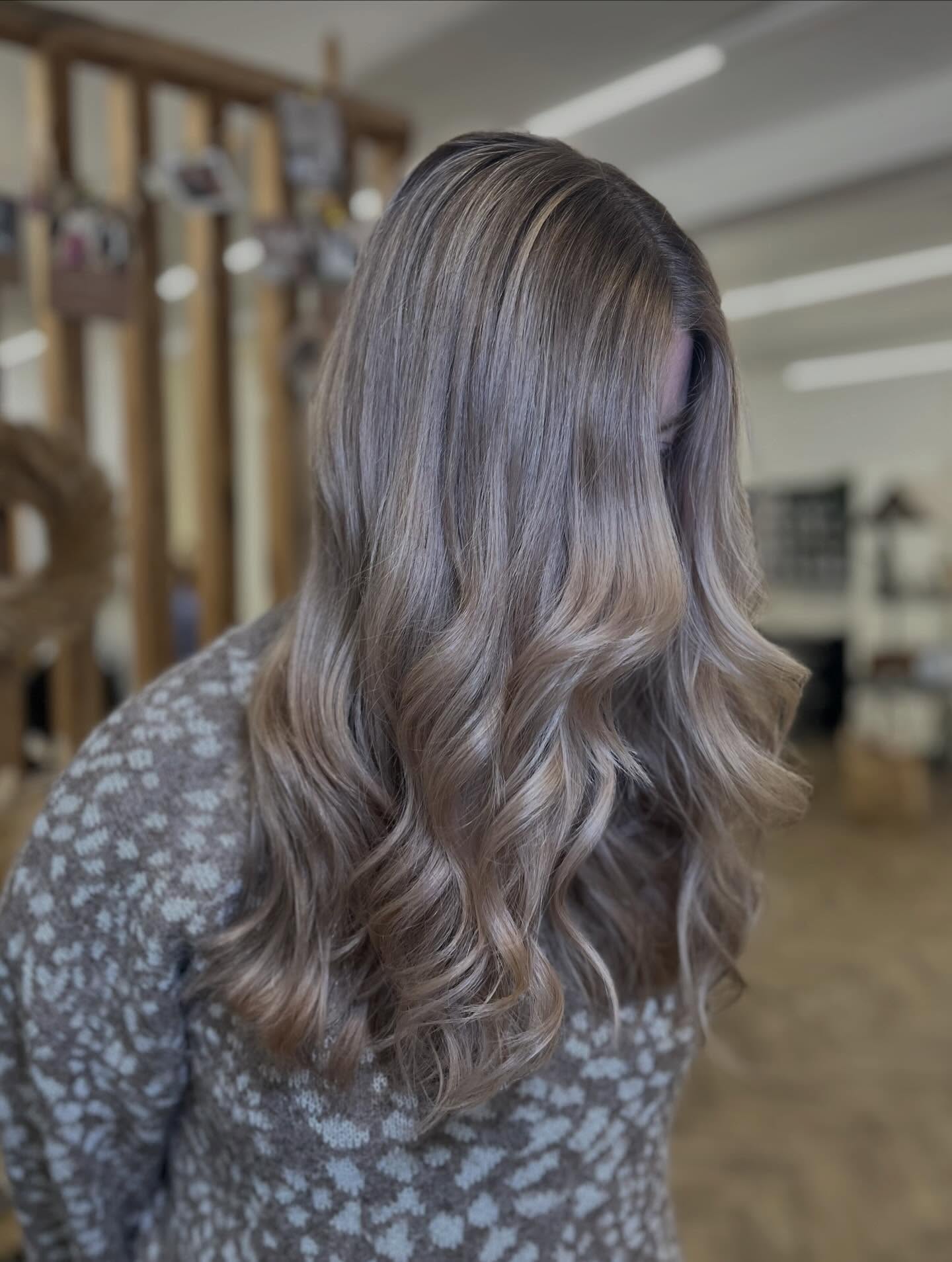 𝘛𝘦𝘥𝘥𝘺 𝘉𝘳𝘰𝘯𝘥𝘦 | Back to more Natural - eine Balayage in beige Tönen die weitaus mehr Tiefe und Natürlichkeit besitzt 🤎🧸
- auf dem letzten Swipe siehst du das Vorher 🙊
#brightblonde #blondehair #hairtransformation #vanillablonde #vanillablondehighlights blondebalayage blondehighlights balayage blonde blondebalayage naturalbalayage faceframing faceframe faceframinghighlights highlights hair