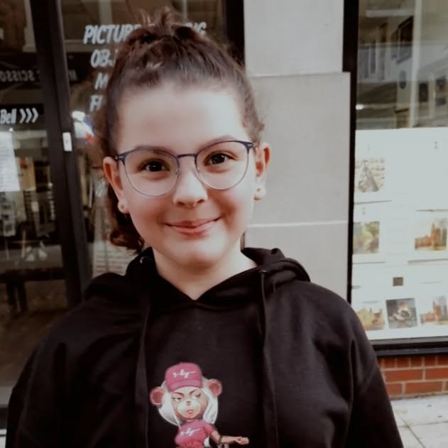 How gorgeous is my girlie.
New glasses from @theglassesshopaldershot and she's stolen my @_5_ky_ hoodie lol.