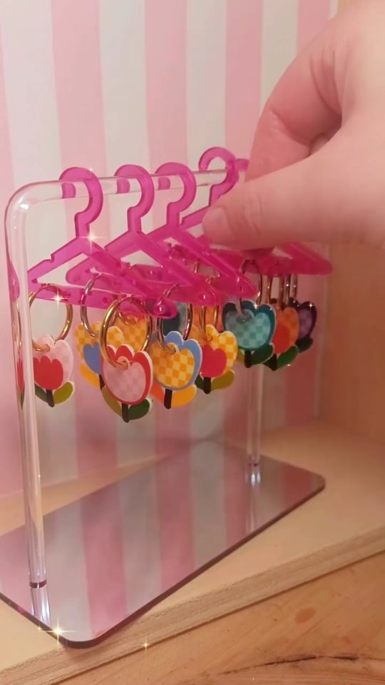 Qui est prête pour une session shopping à la pretty woman ?!? 😁
Je prévois l'arrivée de nouveaux coloris dimanche! 😉
°°°
Vous avez déjà un coloris chouchou?
Moi ça change tous les jours... 😅
En fonction de ma tenue quoi ! 😁🤗
°°°
#bijoux #faitmain #shopping #lookoftheday #lookcoloré