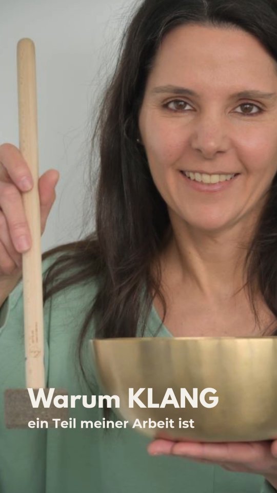 Viele glauben, Klang sei nur Entspannung.
Für mich ist Klang Erinnerung.
An das, was in dir ohnehin schwingt.
An das, was sich wieder bewegen darf,
wenn nichts mehr erklärt werden muss.
Nicht um dich zu verändern.
Sondern um dich wieder zu spüren.
Wenn dich das berührt,
ist Klang vielleicht gerade für dich da.
#klang
#entspannung
#zurückzudir
#erinnerung
#klangmassage