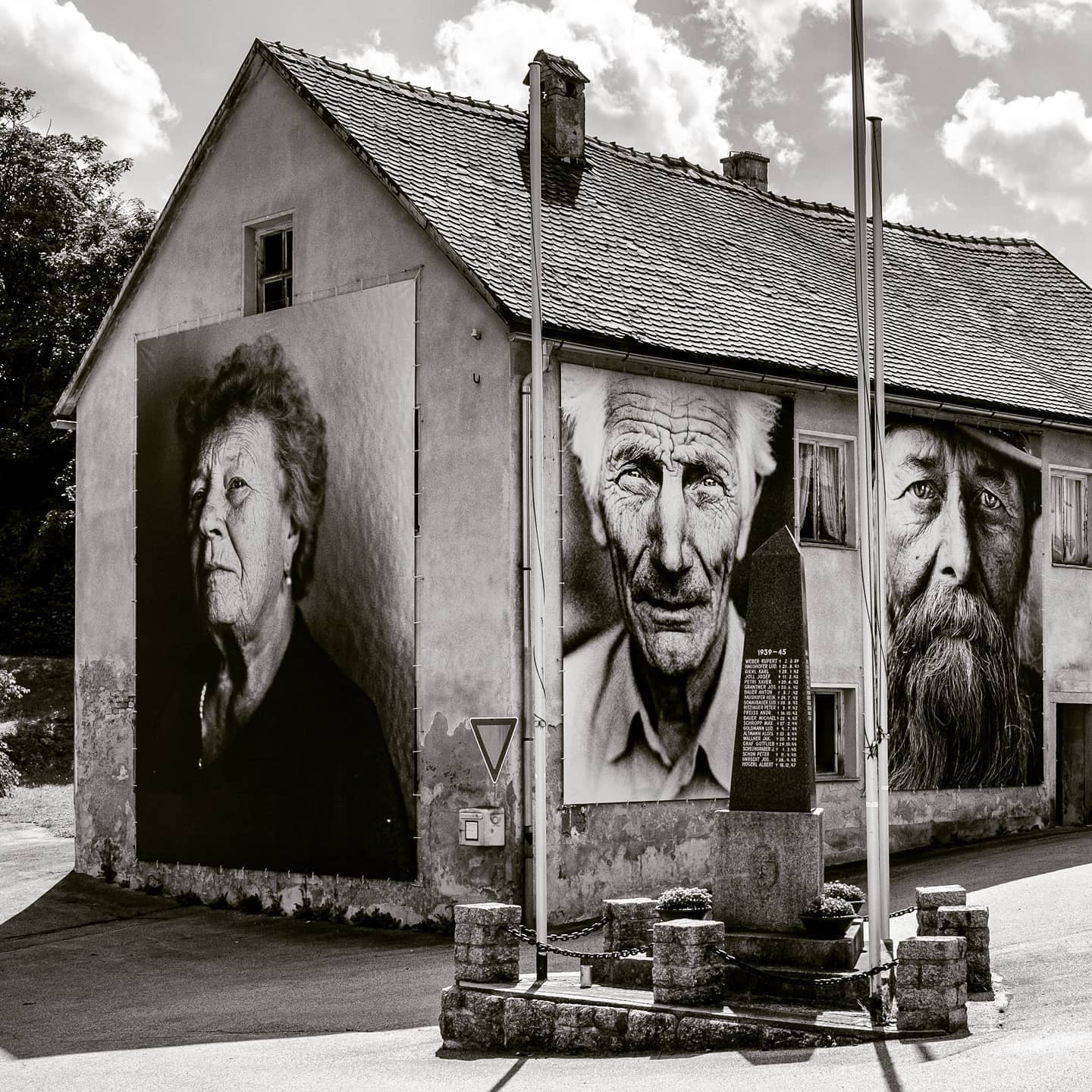 Ranfels
Ausstellung von @martinwaldbauer
.
.
.
.
#fujixseries #fujixt4 #fujifilm #xf23mmf14 #fujifilmde #fujifilmfeaturetime #martinwaldmüller #lumberjack #holzfäller #burgranfels #ranfels #niederbayern #bayerischerwald #portrait #fineart #fineartphotography #fineart_landscape #reportage #finearts #fineartphotographer #palaceoffinearts #fineartist #fineartphoto #nature #blackandwhitephotography #summer #fujifilm_global #bhop_photography