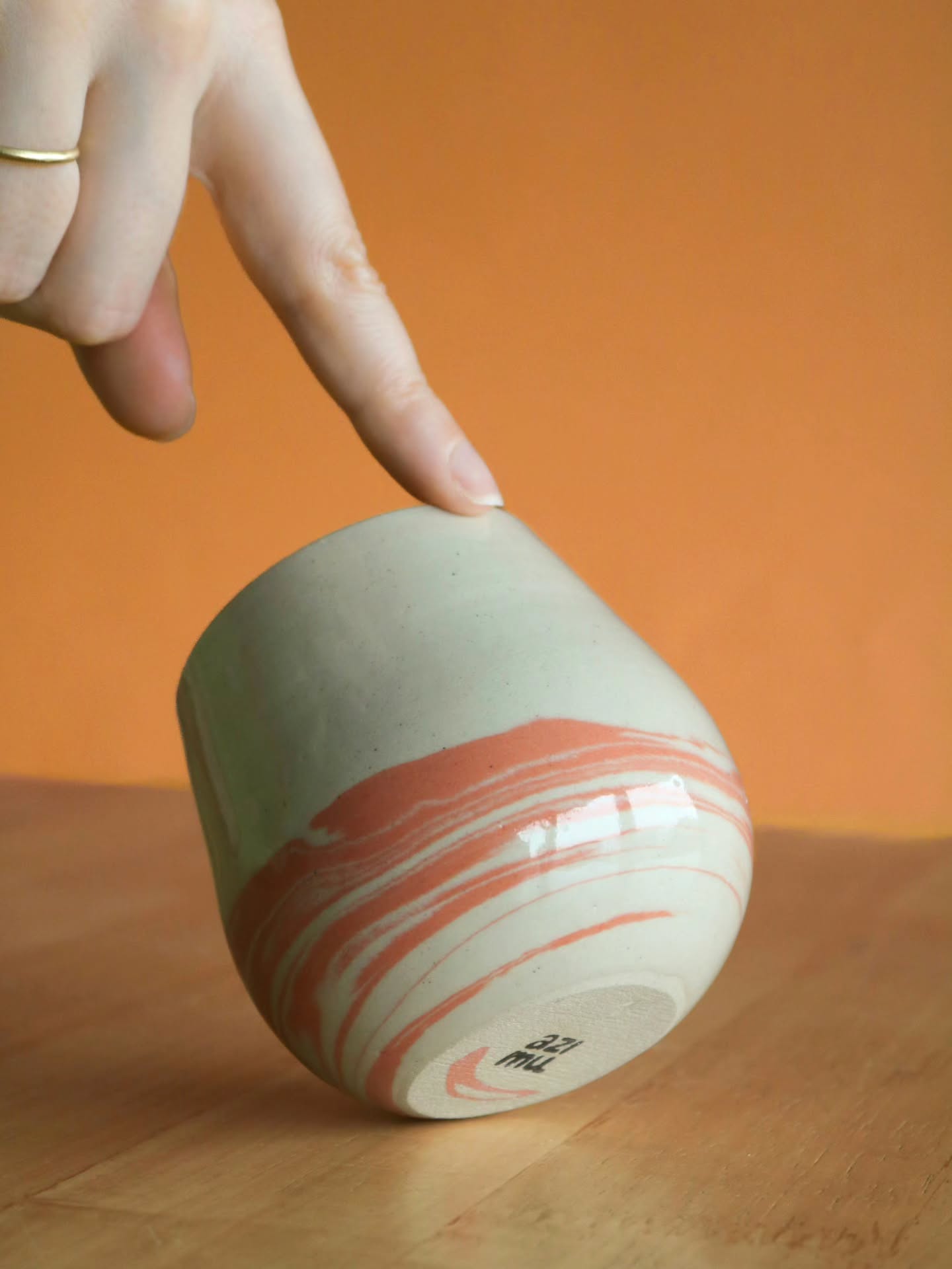 Ça fait quelques jours que j'ai défourné ces pièces en terres mêlées et depuis, j'ai pu digérer le petit fail de couleur 🫢
Si vous avez suivi en story, j'ai tenté de pigmenter mon grès blanc avec des colorants (vert et orange of course 💚🧡). Et j'ai vraiment cru qu'il y aurait un résultat "plus certain" et plus stable qu'avec la conception d'un émail. La naïveté oui oui 😌
Tout se passait bien jusqu'à la dernière cuisson :
Mon orange a donné un rose saumon 🍣 et mon vert a viré sur un marron profond 🍩
Une grosse surprise, comme on peut le lire sur ma pauvre tête en dernière slide 🤡
Mais cet imprévu a permis une petite piqûre de rappel, la céramique est loin d'être un matériau intuitif 👀 (même si ça fait bientôt 15 ans que je façonne l'argile à toutes les sauces)
En tous cas j'ai pas dit mon dernier mot, parce que j'ai beaucouppp aimé tourner des terres de couleur, et découvrir ces motifs uniques pendant le tournassage 🤩 Donc je reprendrai ces recherches de terres mêlées plus tard !
En attendant, il me reste encore des pistes à explorer pour créer de nouveaux Zigotos pour la nouvelle co' 🍊
Ça va me faire pas mal de prototypes sur les bras, ça vous dit que je refasse bientôt une vente de pièces d'essais comme l'an passé ? ✨️