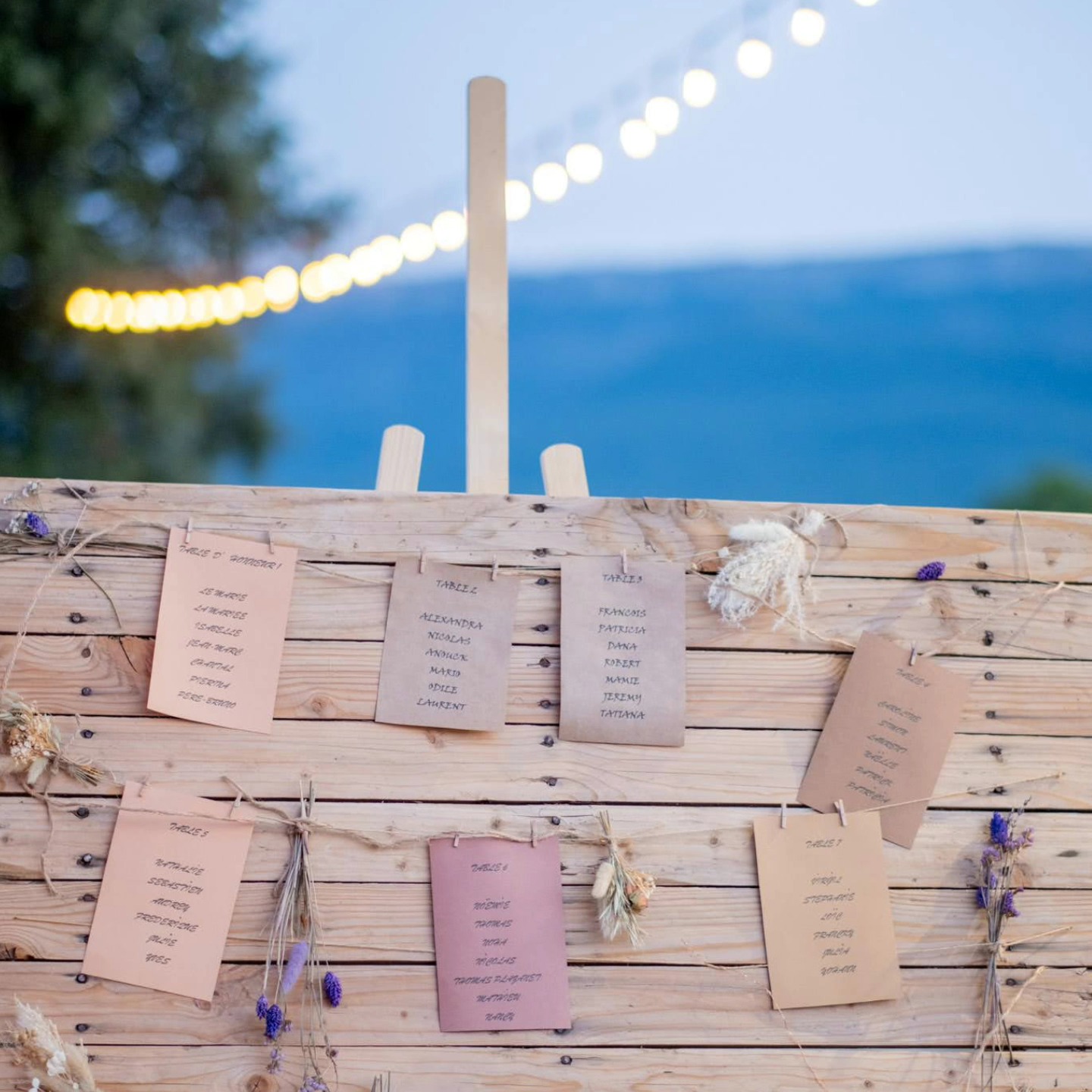 Rien de tel que notre plan de table en bois pour ajouter du charme et du style à votre mariage ! Avec son look naturel il guide vos invités tout en sublimant votre décor.
Que ce soit pour un mariage bohème, champêtre ou en extérieur, il s’intègre à merveille et crée une ambiance accueillante dès le premier regard !
📍 Louez-le dès maintenant dans le Pays d’Aix-en-Provence et la Provence Verte ! Prêt à éblouir vos invités ? Nous, on s’occupe de tout !
📞 Contactez-nous pour réserver votre déco de rêve !