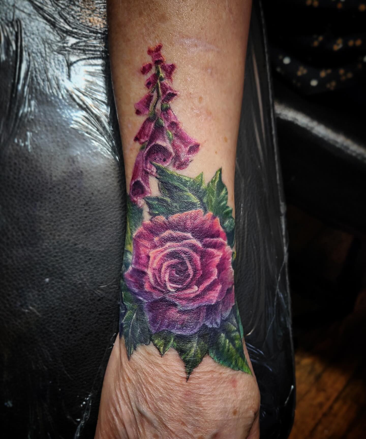 Beautiful flowers on wrist by Tim.
#cantontattoos #timjimtattoos #ohiotattooers #theinkeeperstattooparlor #inkeepers
@theinkeeperstattooparlor @tim_jim_tattoos
Artist: @tim_jim_tattoos